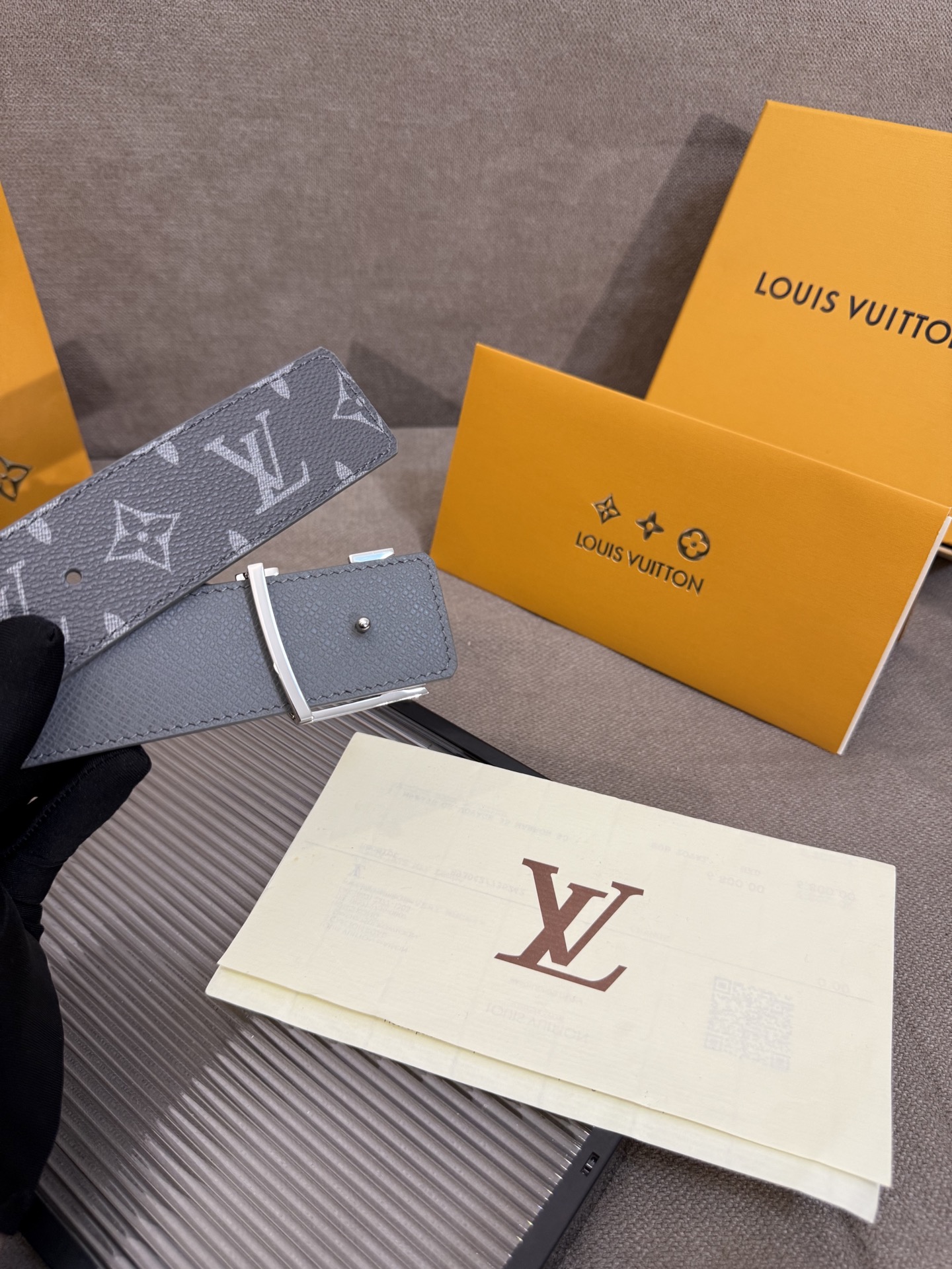lv男士新款皮带寬度4cm 訂製帆布面料飾有全新的圖案效果(颜色纯正) 衬托進口小牛皮配色底 搭配精緻的字母搭扣 手感极佳