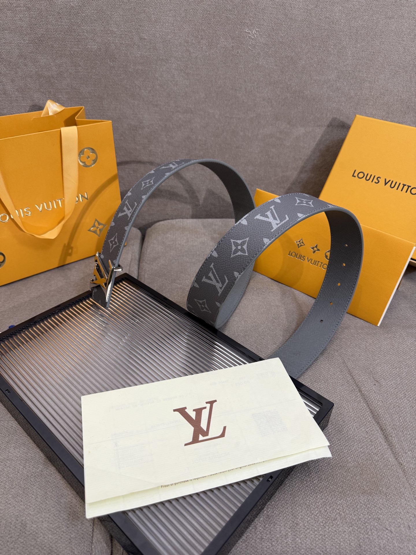 lv男士新款皮带寬度4cm 訂製帆布面料飾有全新的圖案效果(颜色纯正) 衬托進口小牛皮配色底 搭配精緻的字母搭扣 手感极佳