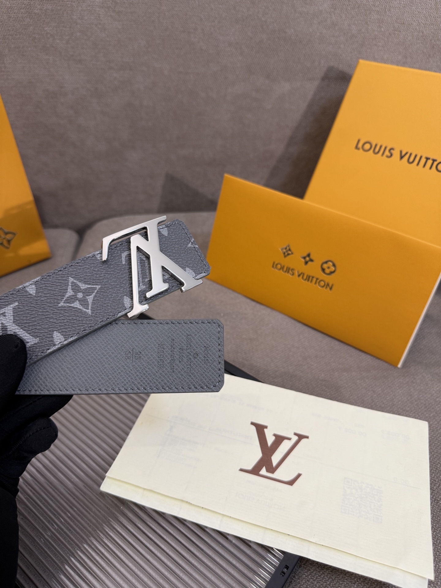 lv男士新款皮带寬度4cm 訂製帆布面料飾有全新的圖案效果(颜色纯正) 衬托進口小牛皮配色底 搭配精緻的字母搭扣 手感极佳
