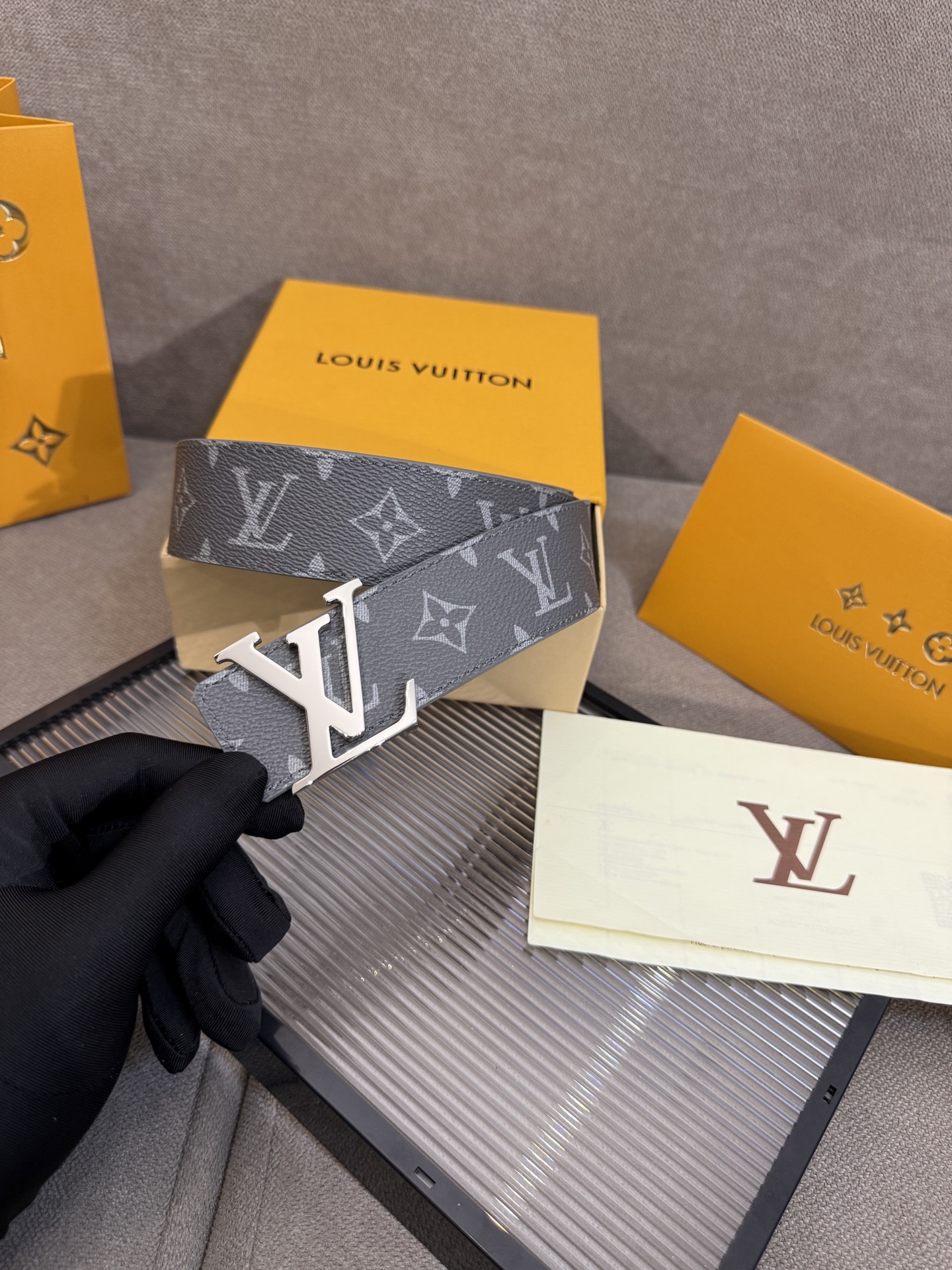 lv男士新款皮带寬度4cm 訂製帆布面料飾有全新的圖案效果(颜色纯正) 衬托進口小牛皮配色底 搭配精緻的字母搭扣 手感极佳