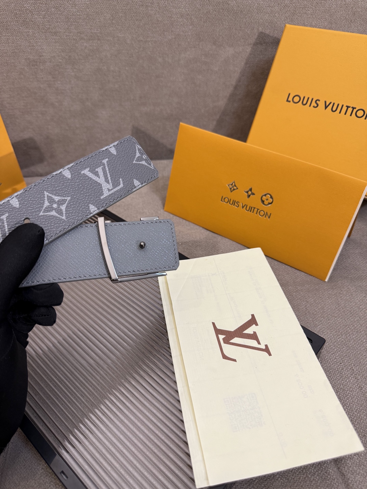 lv男士新款皮带寬度4cm 訂製帆布面料飾有全新的圖案效果(颜色纯正) 衬托進口小牛皮配色底 搭配精緻的字母搭扣 手感极佳