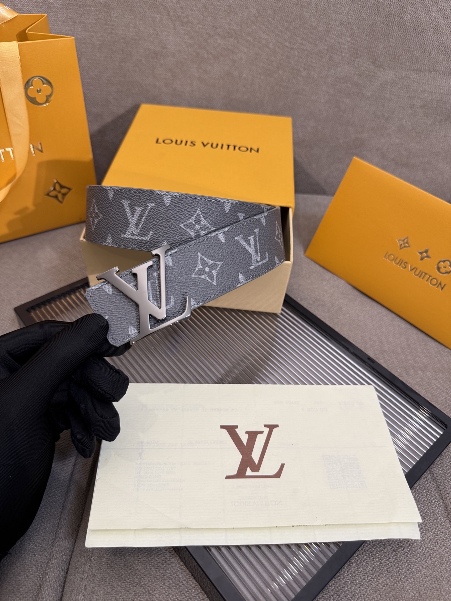 lv男士新款皮带寬度4cm 訂製帆布面料飾有全新的圖案效果(颜色纯正) 衬托進口小牛皮配色底 搭配精緻的字母搭扣 手感极佳