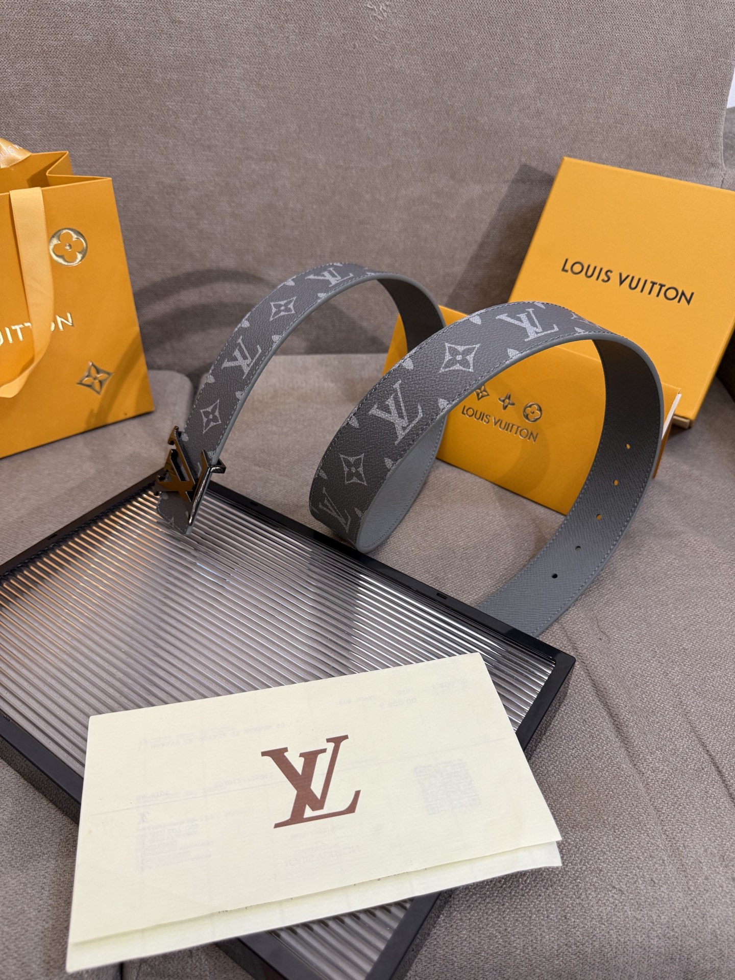lv男士新款皮带寬度4cm 訂製帆布面料飾有全新的圖案效果(颜色纯正) 衬托進口小牛皮配色底 搭配精緻的字母搭扣 手感极佳
