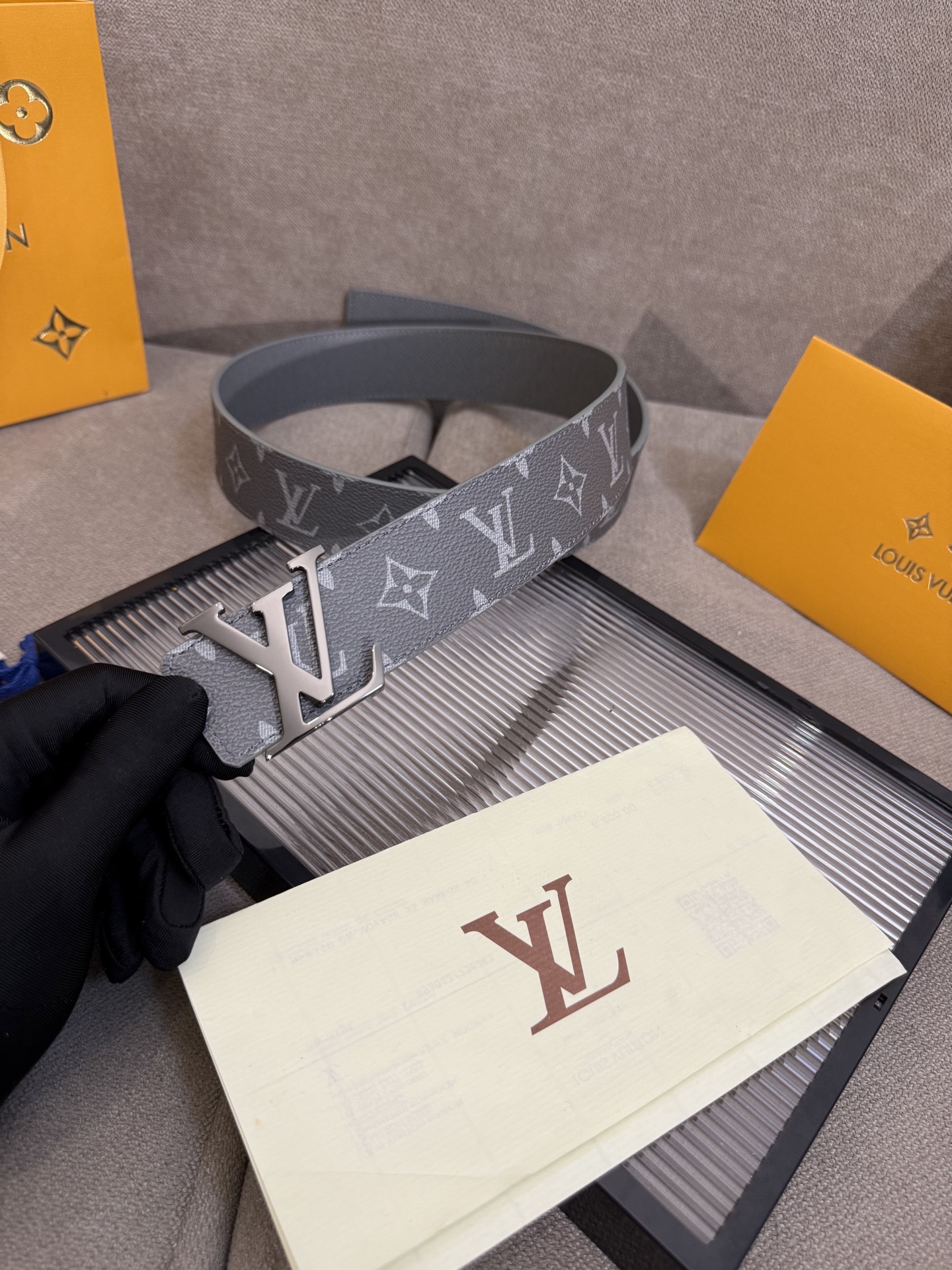 lv男士新款皮带寬度4cm 訂製帆布面料飾有全新的圖案效果(颜色纯正) 衬托進口小牛皮配色底 搭配精緻的字母搭扣 手感极佳