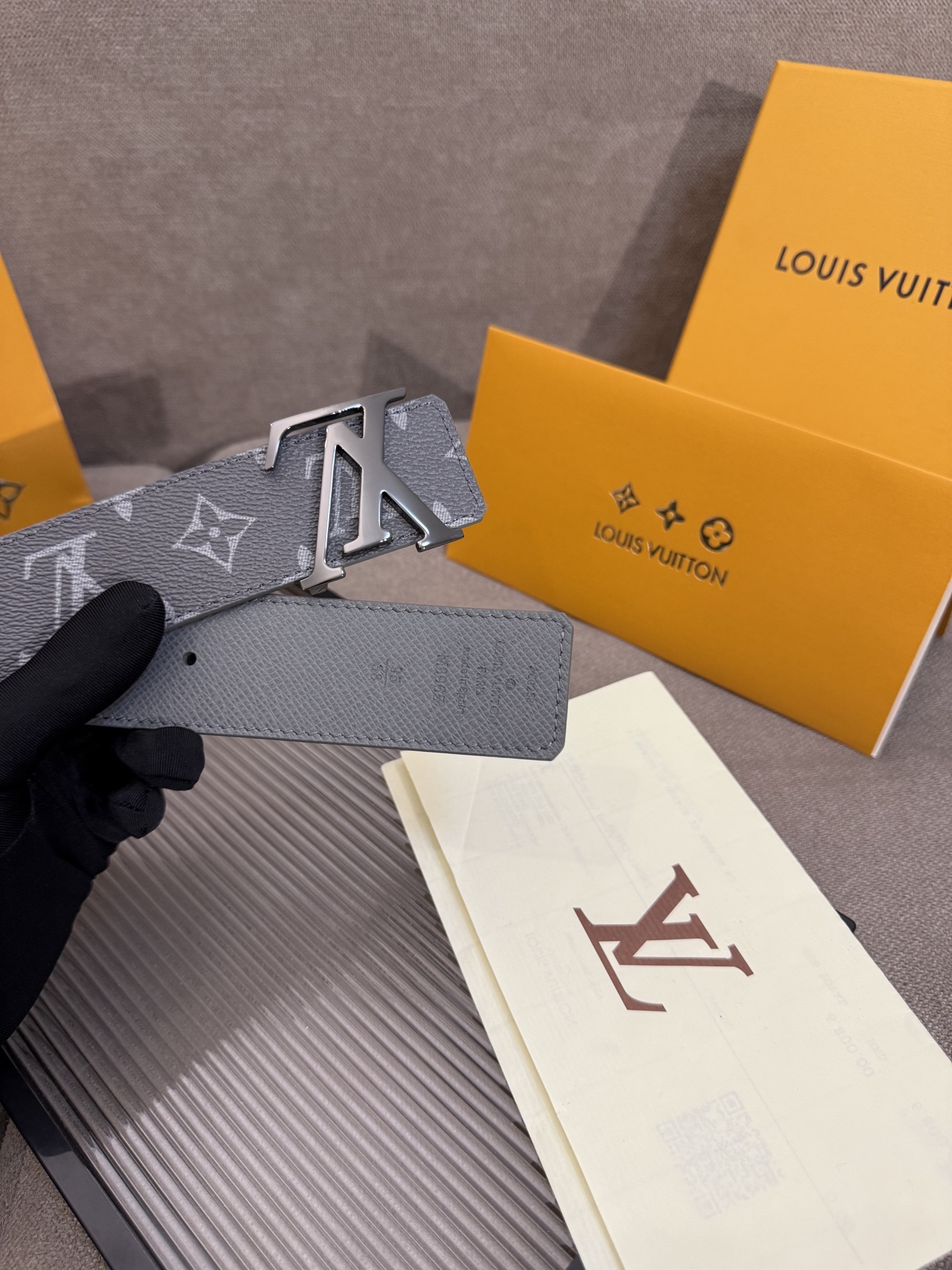 lv男士新款皮带寬度4cm 訂製帆布面料飾有全新的圖案效果(颜色纯正) 衬托進口小牛皮配色底 搭配精緻的字母搭扣 手感极佳