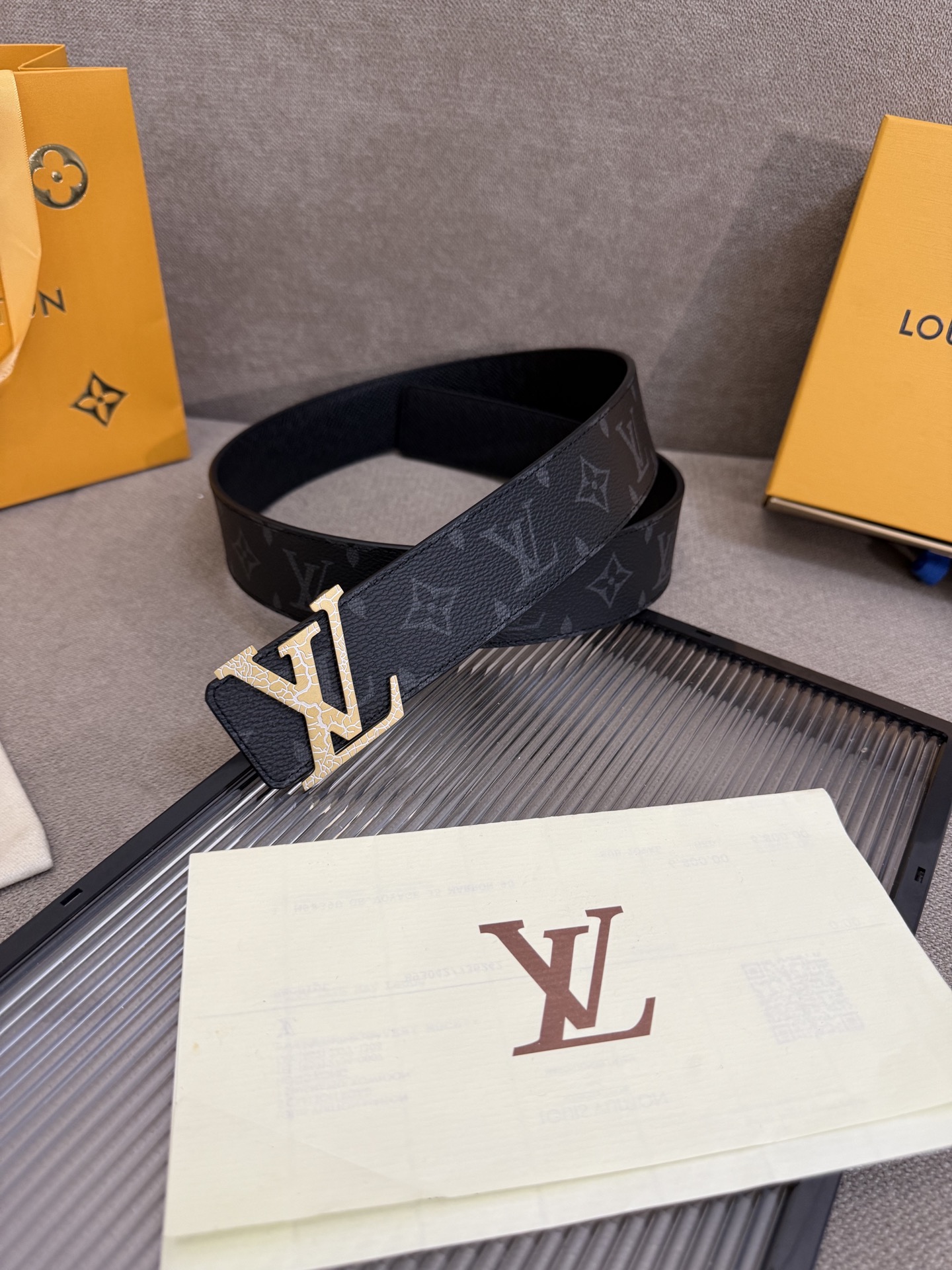 lv男士新款皮带寬度4cm 訂製帆布面料飾有全新的圖案效果(颜色纯正) 衬托進口小牛皮配色底 搭配精緻的字母搭扣 手感极佳