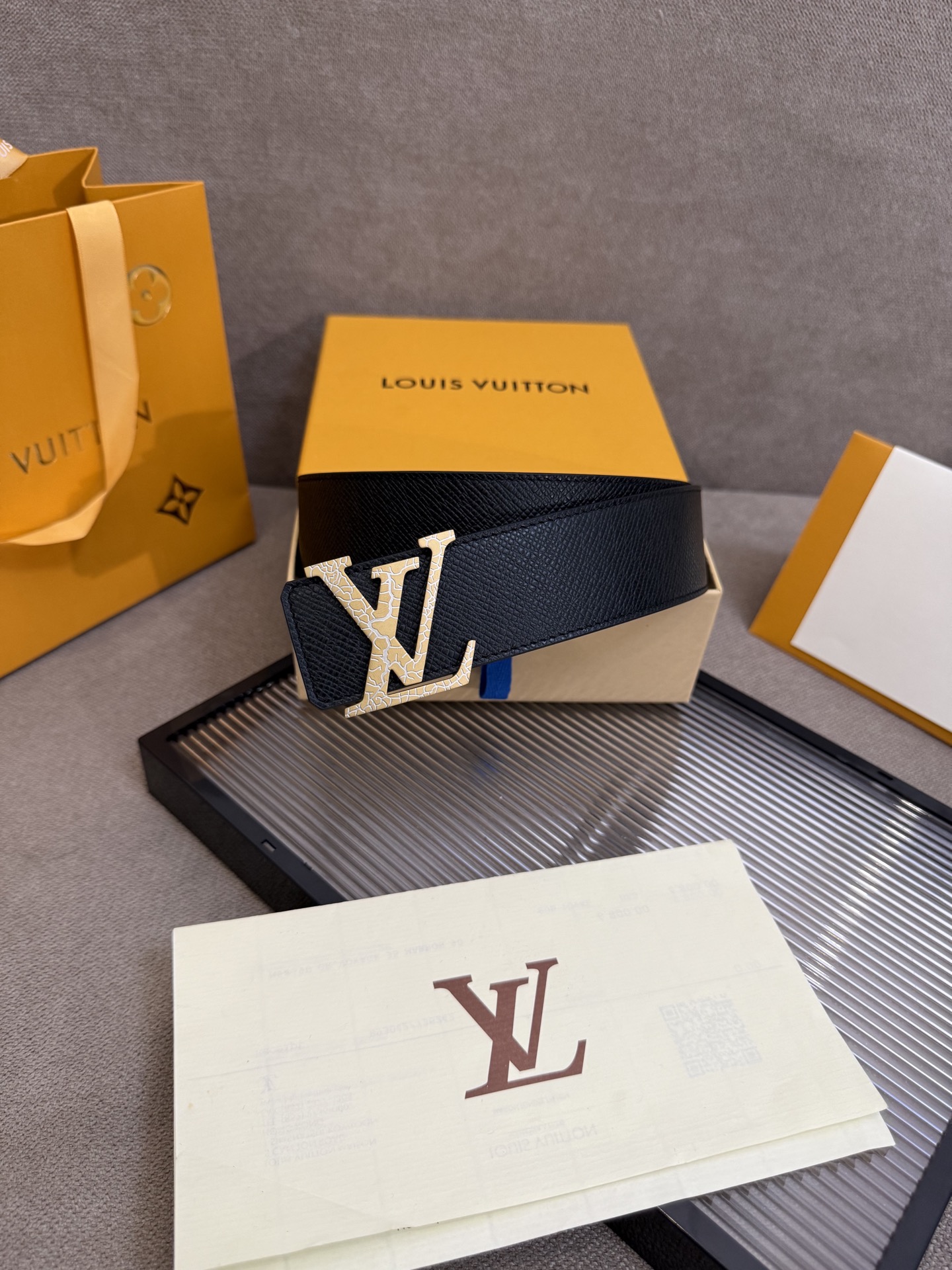 lv男士新款皮带寬度4cm 訂製帆布面料飾有全新的圖案效果(颜色纯正) 衬托進口小牛皮配色底 搭配精緻的字母搭扣 手感极佳