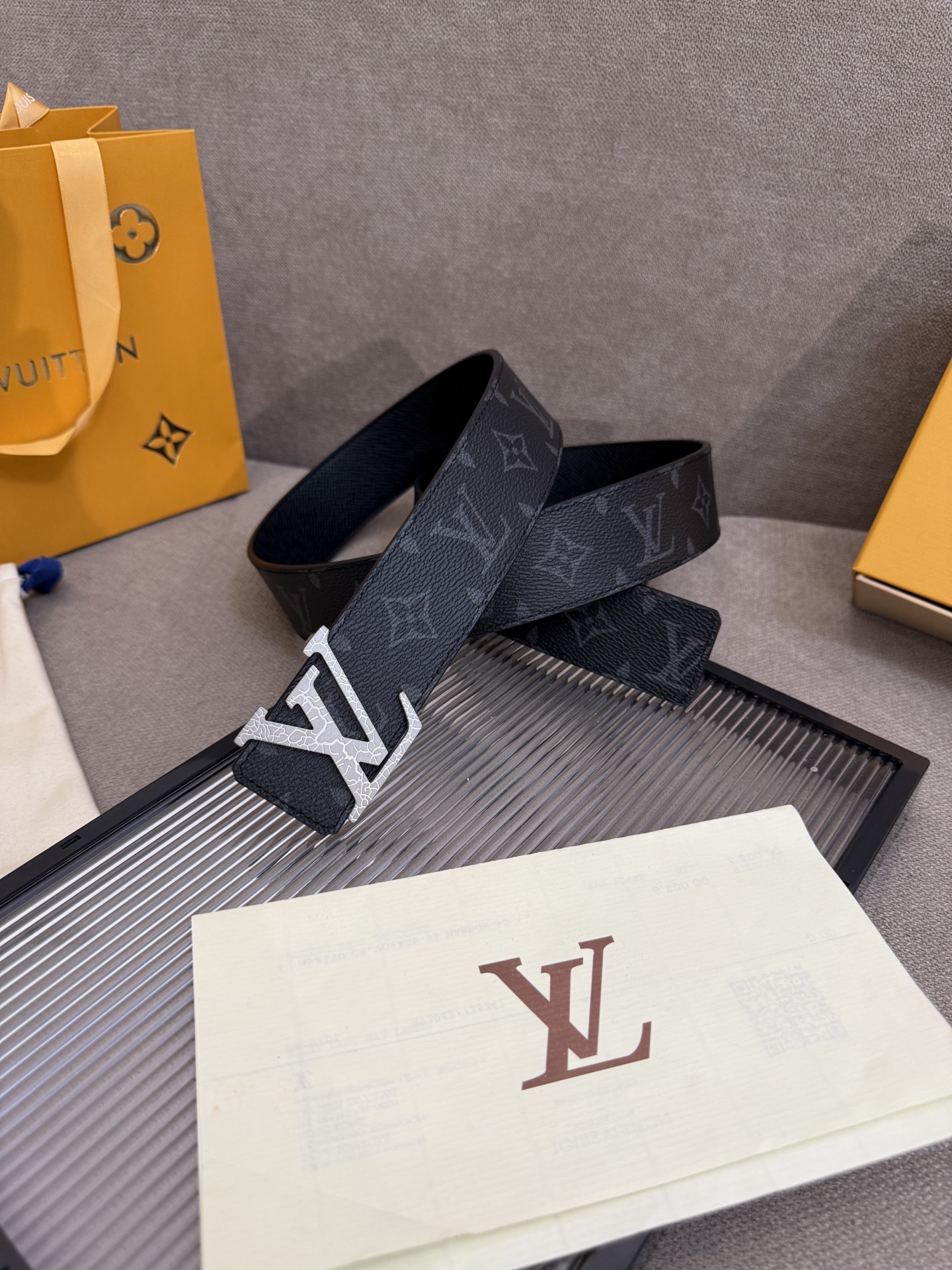 lv男士新款皮带寬度4cm 訂製帆布面料飾有全新的圖案效果(颜色纯正) 衬托進口小牛皮配色底 搭配精緻的字母搭扣 手感极佳