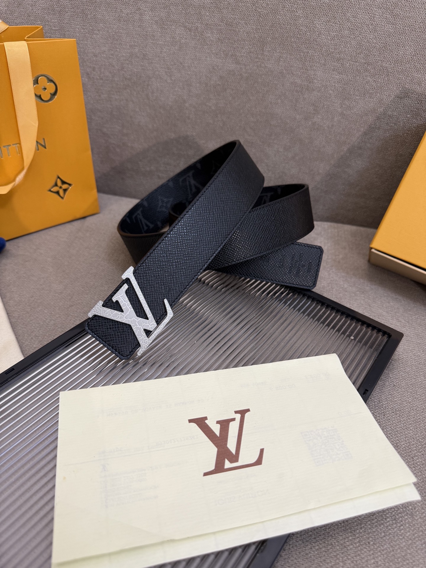 lv男士新款皮带寬度4cm 訂製帆布面料飾有全新的圖案效果(颜色纯正) 衬托進口小牛皮配色底 搭配精緻的字母搭扣 手感极佳