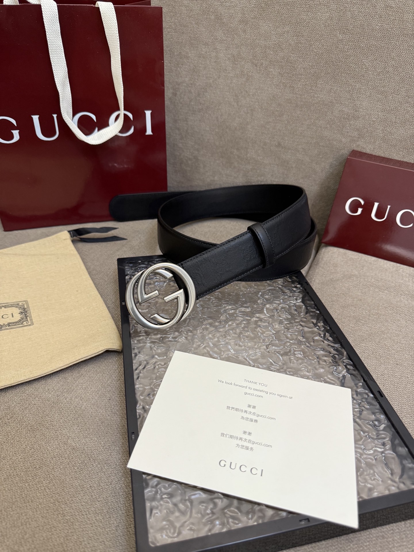 NO:336178,Black GG Supreme canvas Interlocking Double G is presented with ruthenium-tone accessories, paying tribute to the long-standing heritage of the brand. This belt is made of black GG Supreme canvas ingeniously. Black leather piping Ruthenium-tone accessories Interlocking Double G buckle Width 4 cm, belt19860909黑色GG Supreme帆布 互扣式双G以钌色调配件亮眼呈现,致敬品牌悠久传承.这款腰带以黑色GG Supreme帆布匠心打造. 黑色皮滚边 钌色调配件 互扣式双G搭扣 宽度4厘米,皮带,Belt