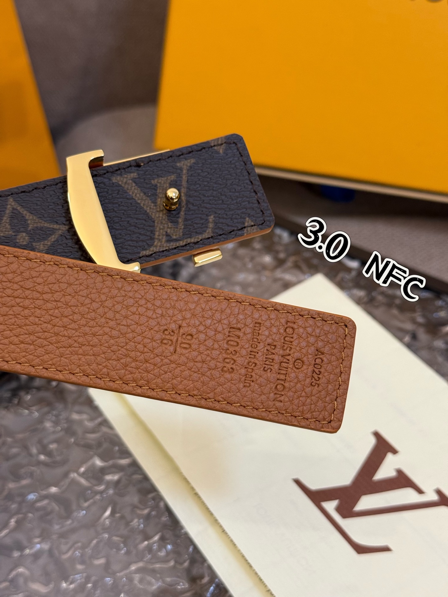  本款 3.0cm LV Initiales 双面腰带以经典之姿成就两式风尚：Monogram 帆布传递