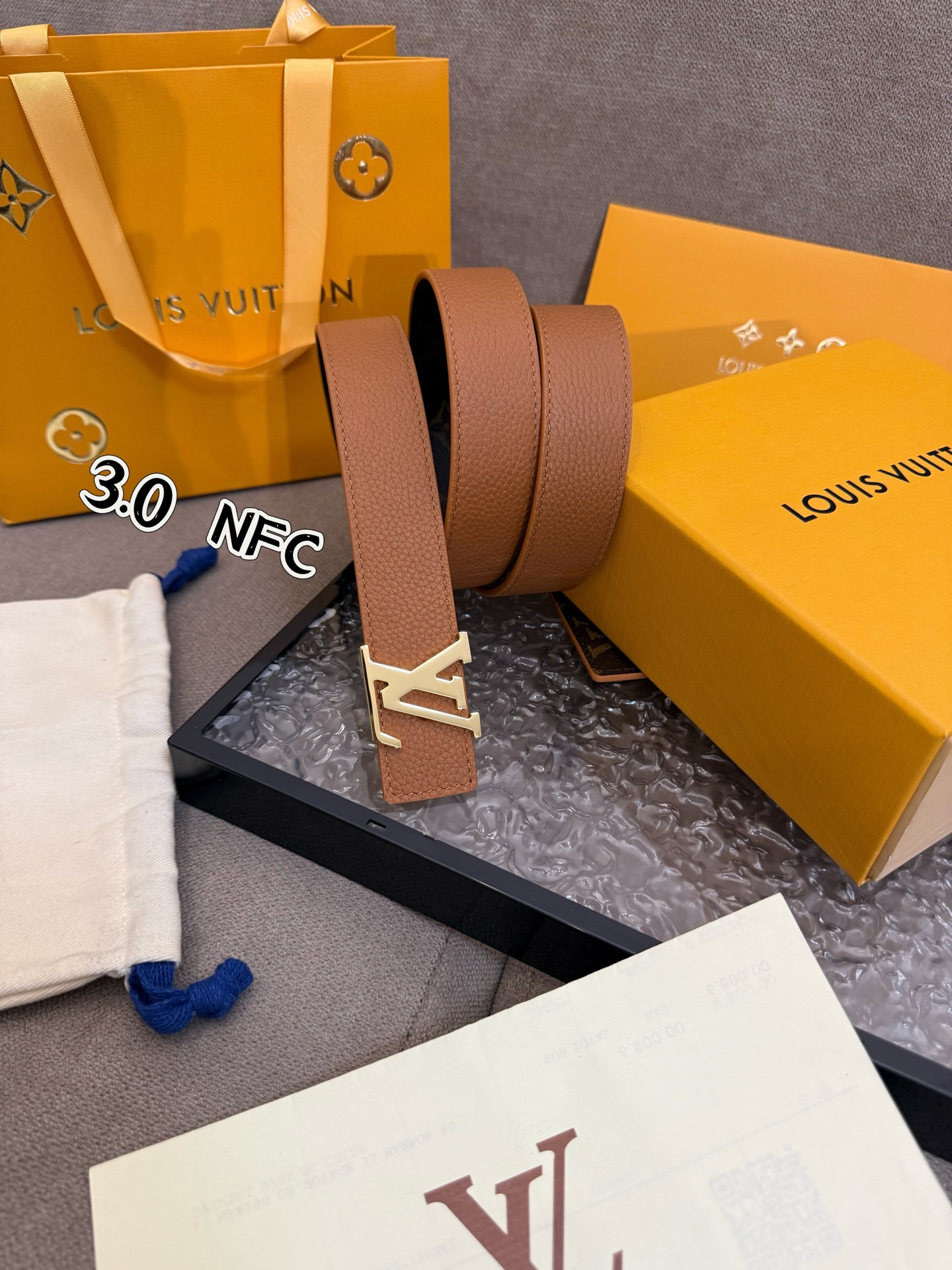  本款 3.0cm LV Initiales 双面腰带以经典之姿成就两式风尚：Monogram 帆布传递