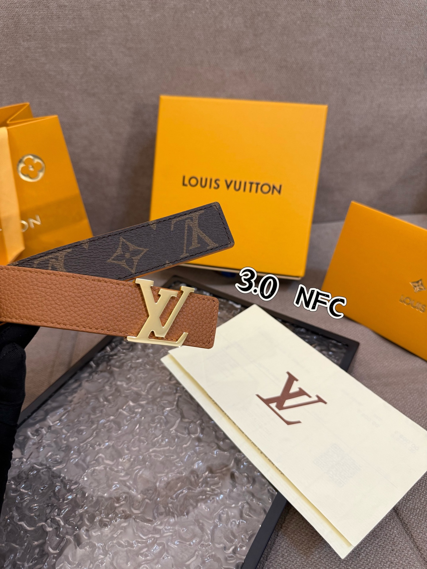  本款 3.0cm LV Initiales 双面腰带以经典之姿成就两式风尚：Monogram 帆布传递