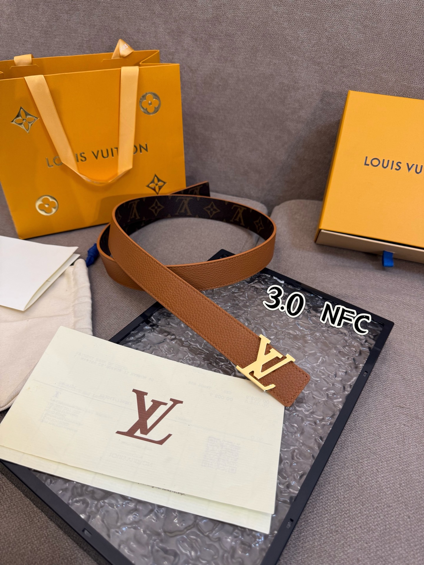  本款 3.0cm LV Initiales 双面腰带以经典之姿成就两式风尚：Monogram 帆布传递