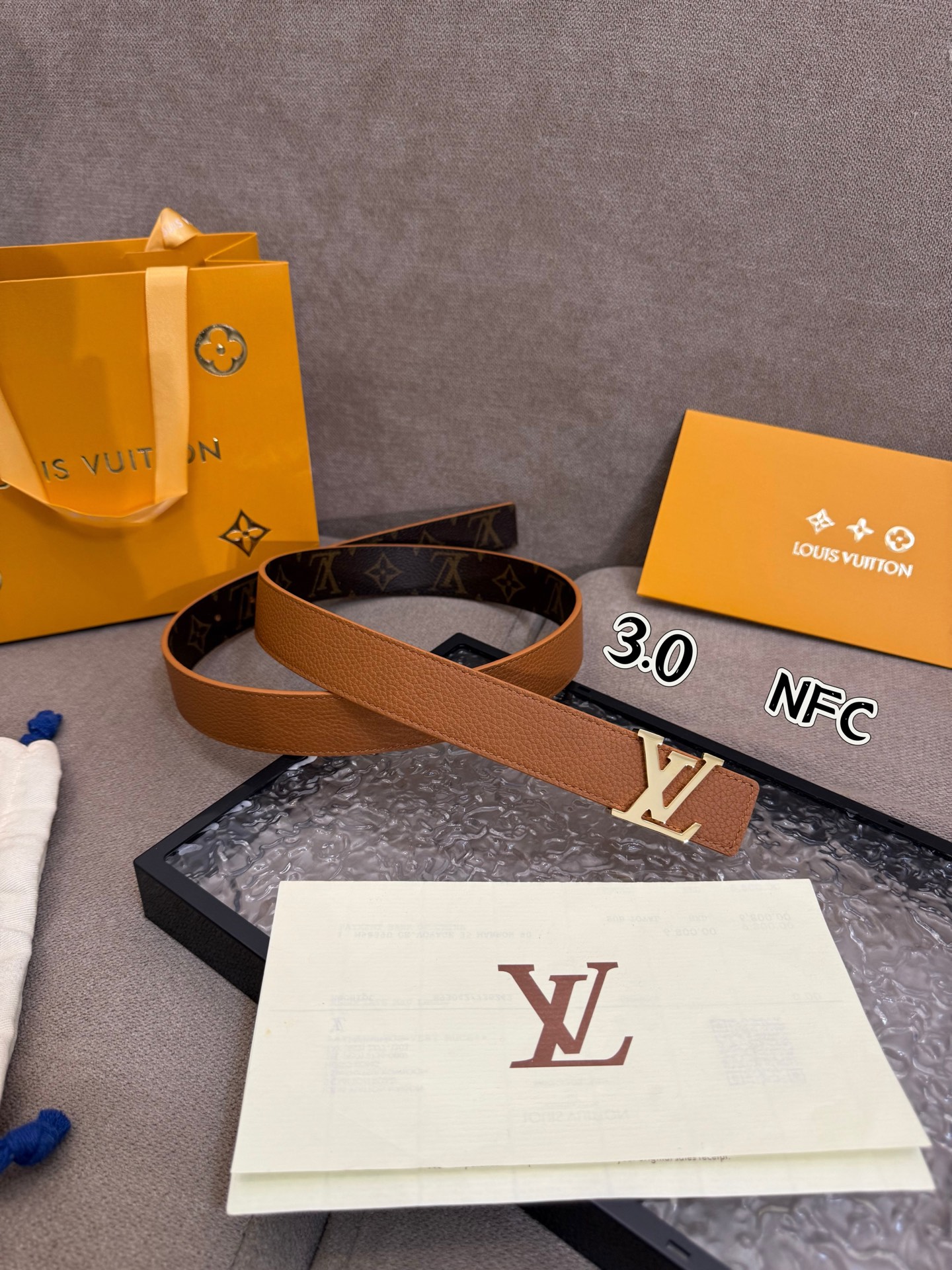  本款 3.0cm LV Initiales 双面腰带以经典之姿成就两式风尚：Monogram 帆布传递