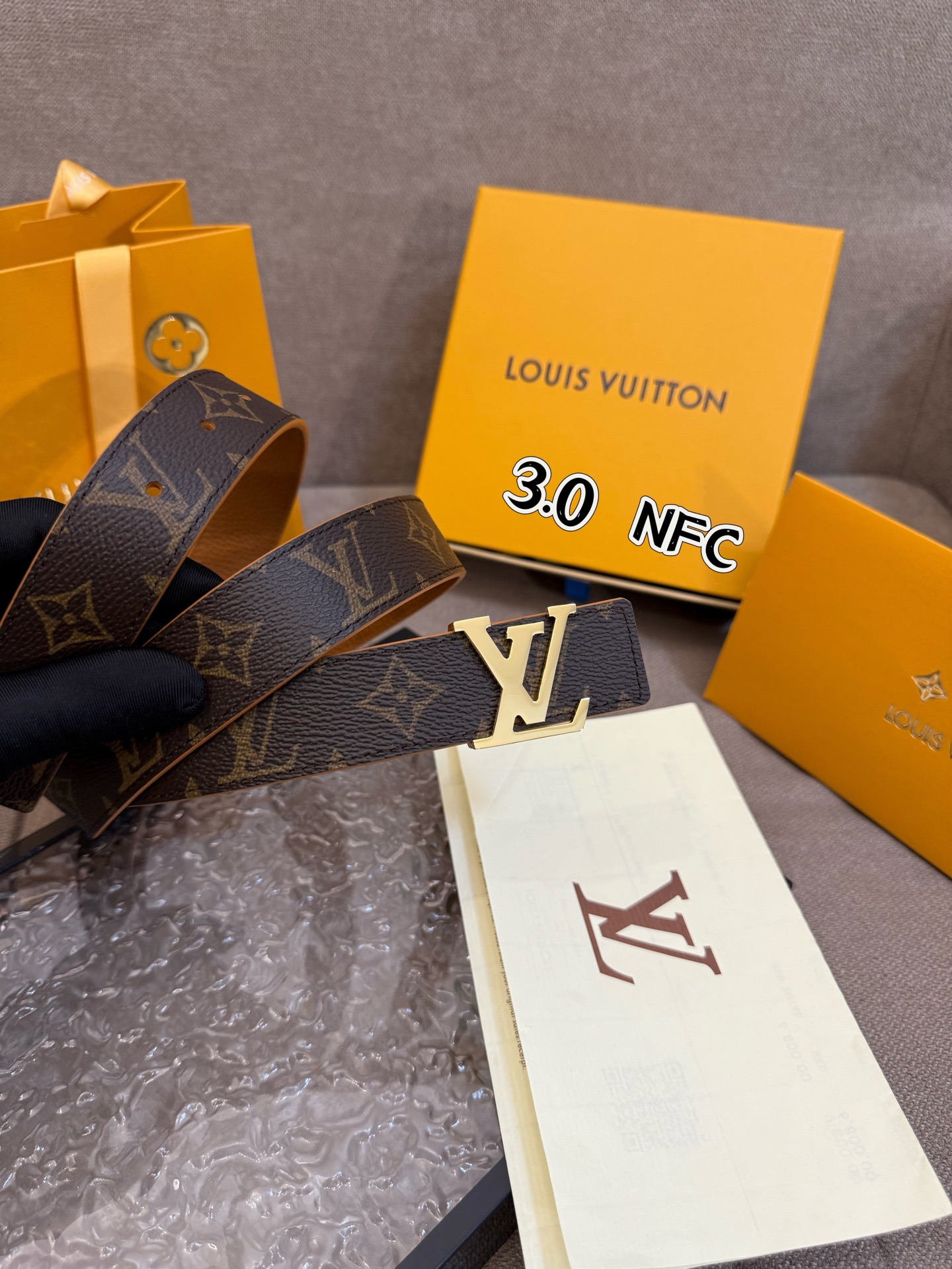  本款 3.0cm LV Initiales 双面腰带以经典之姿成就两式风尚：Monogram 帆布传递