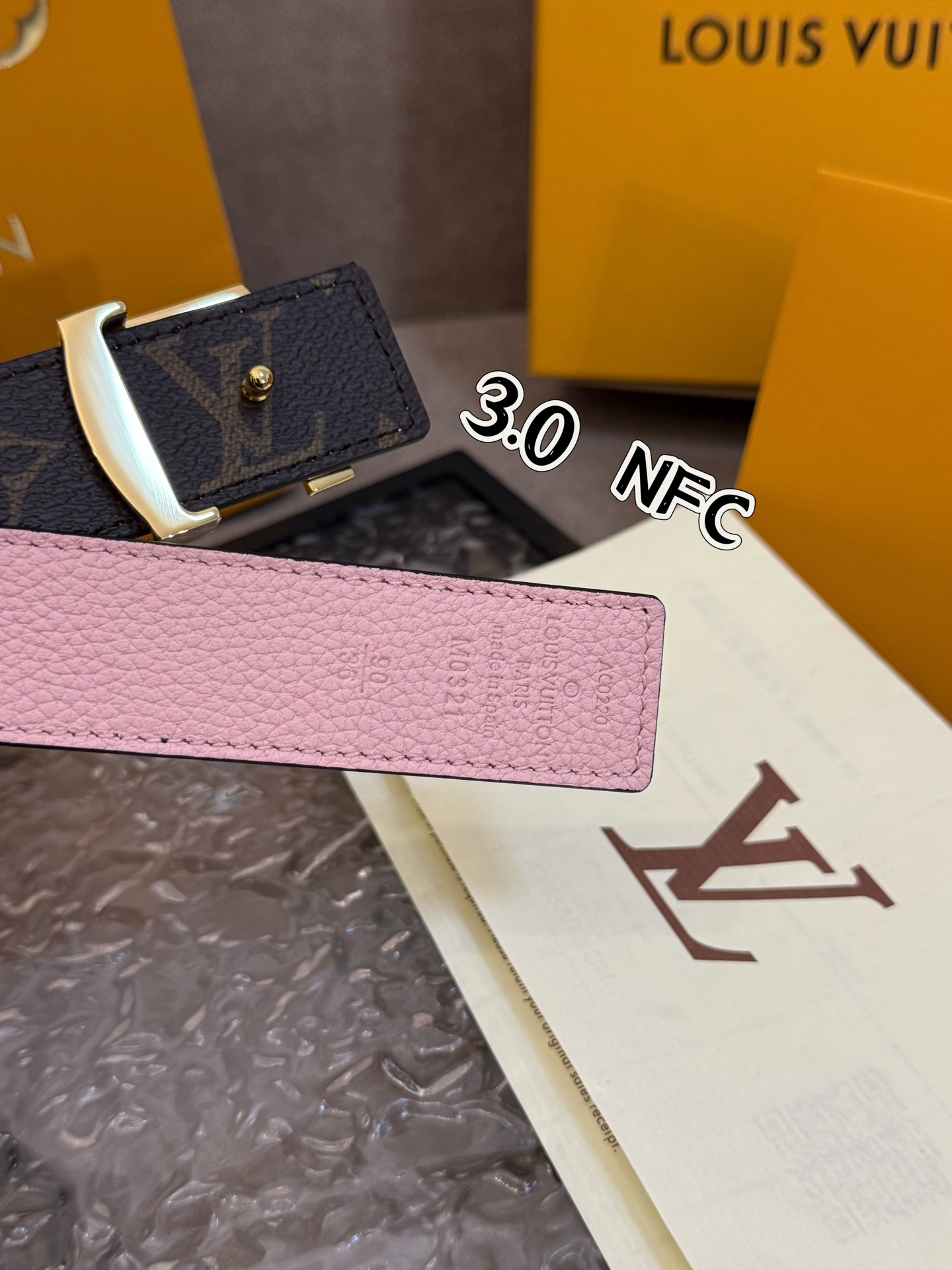  本款 3.0cm LV Initiales 双面腰带以经典之姿成就两式风尚：Monogram 帆布传递