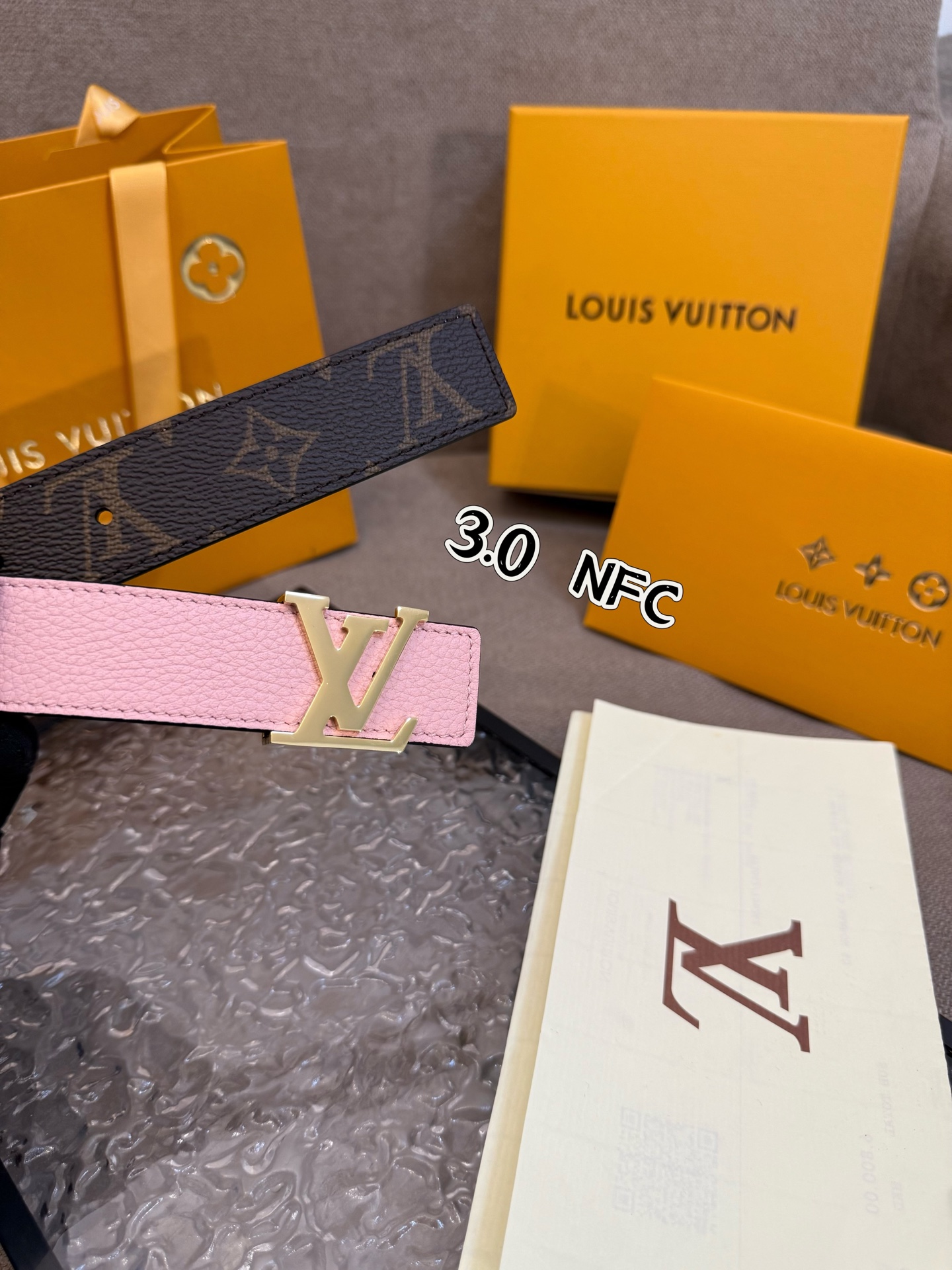  本款 3.0cm LV Initiales 双面腰带以经典之姿成就两式风尚：Monogram 帆布传递
