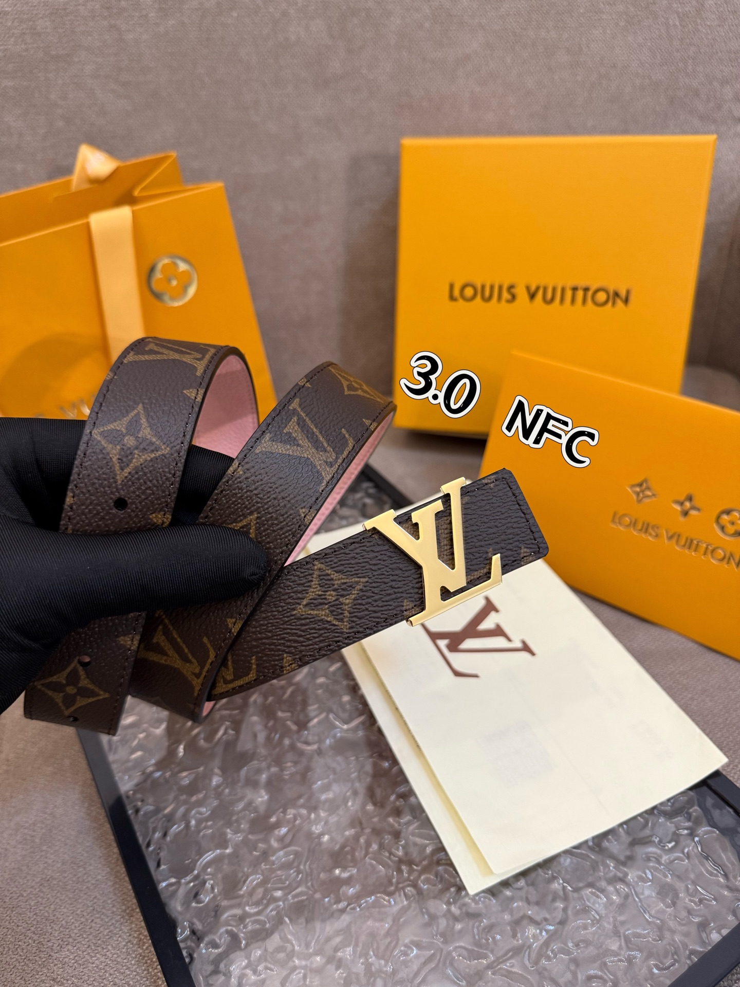  本款 3.0cm LV Initiales 双面腰带以经典之姿成就两式风尚：Monogram 帆布传递