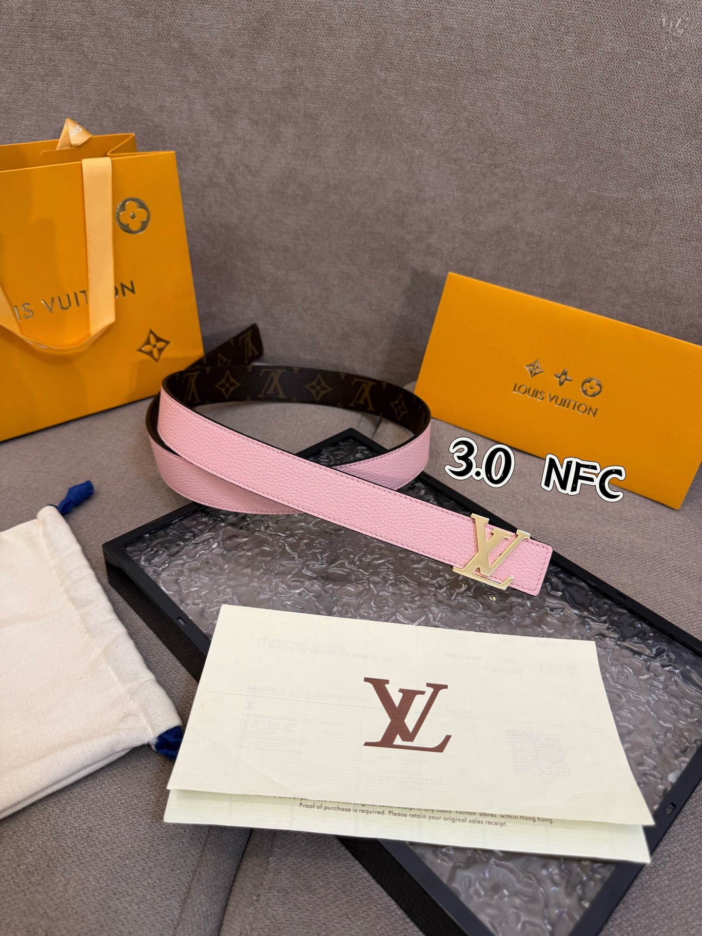  本款 3.0cm LV Initiales 双面腰带以经典之姿成就两式风尚：Monogram 帆布传递