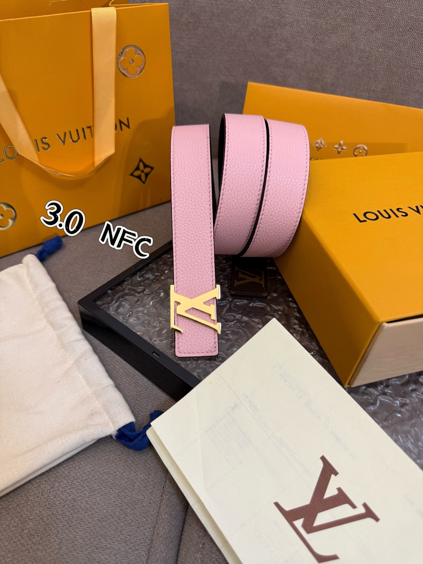  本款 3.0cm LV Initiales 双面腰带以经典之姿成就两式风尚：Monogram 帆布传递