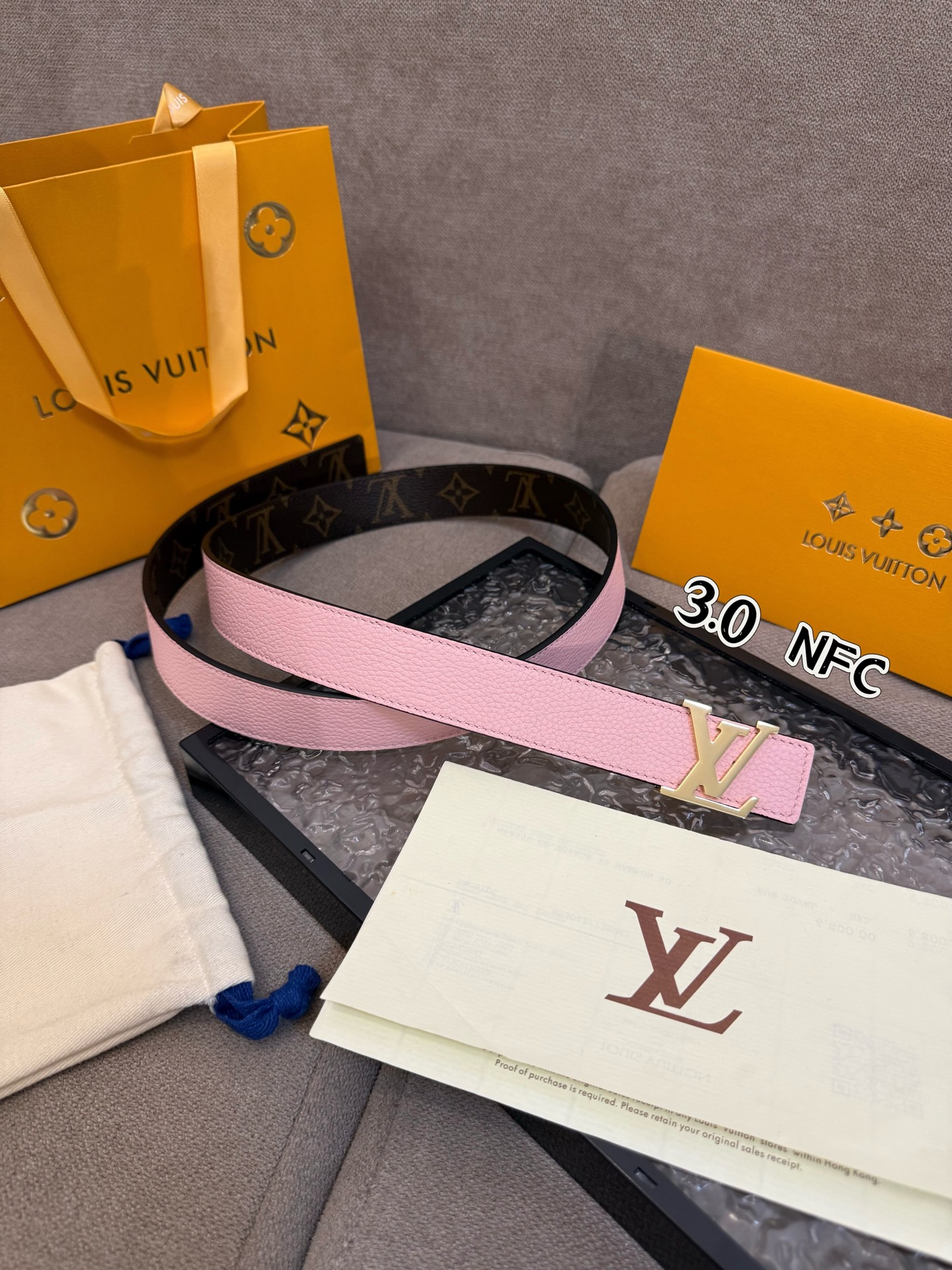  本款 3.0cm LV Initiales 双面腰带以经典之姿成就两式风尚：Monogram 帆布传递