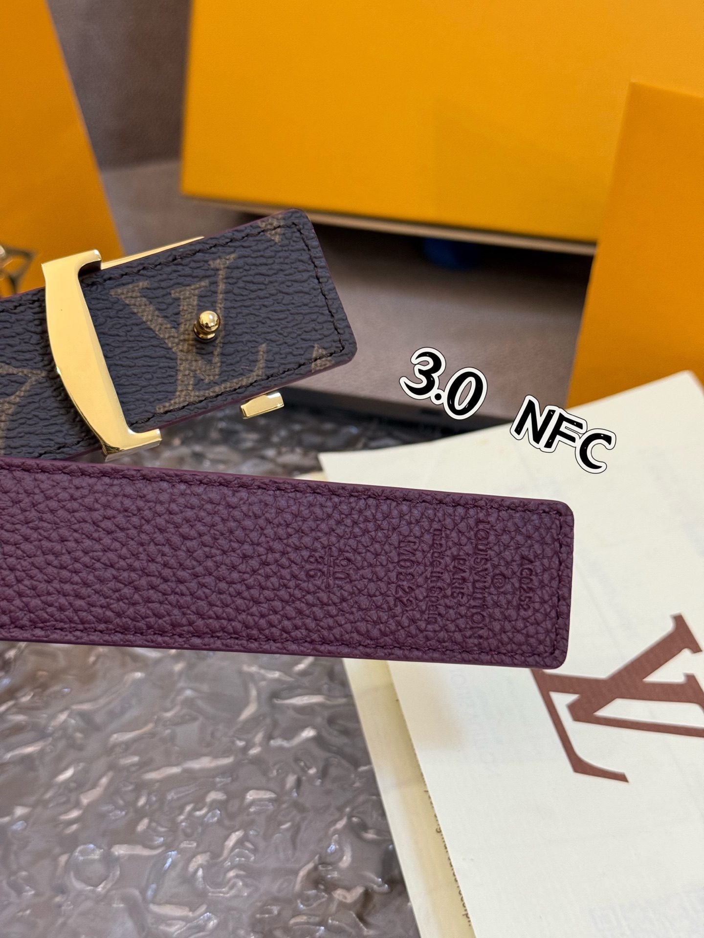  本款 3.0cm LV Initiales 双面腰带以经典之姿成就两式风尚：Monogram 帆布传递