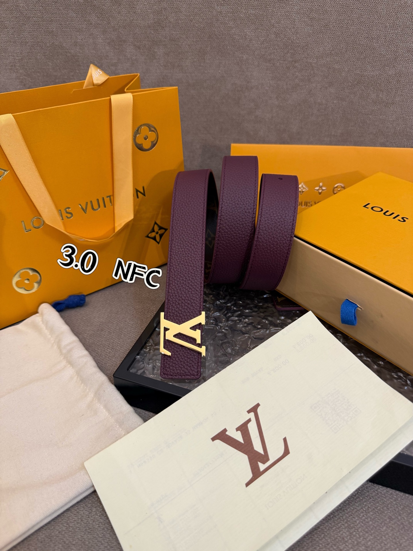  本款 3.0cm LV Initiales 双面腰带以经典之姿成就两式风尚：Monogram 帆布传递