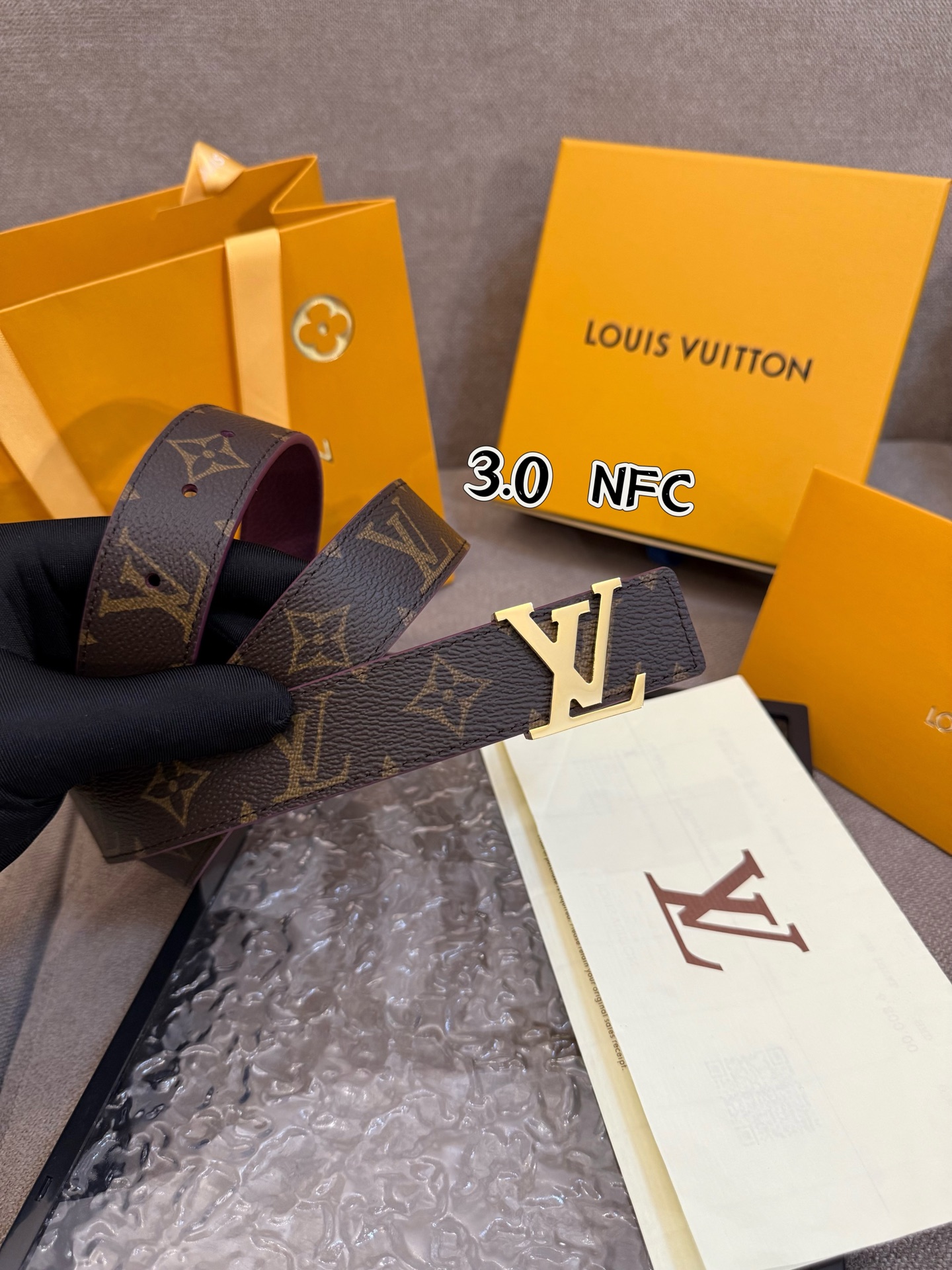  本款 3.0cm LV Initiales 双面腰带以经典之姿成就两式风尚：Monogram 帆布传递