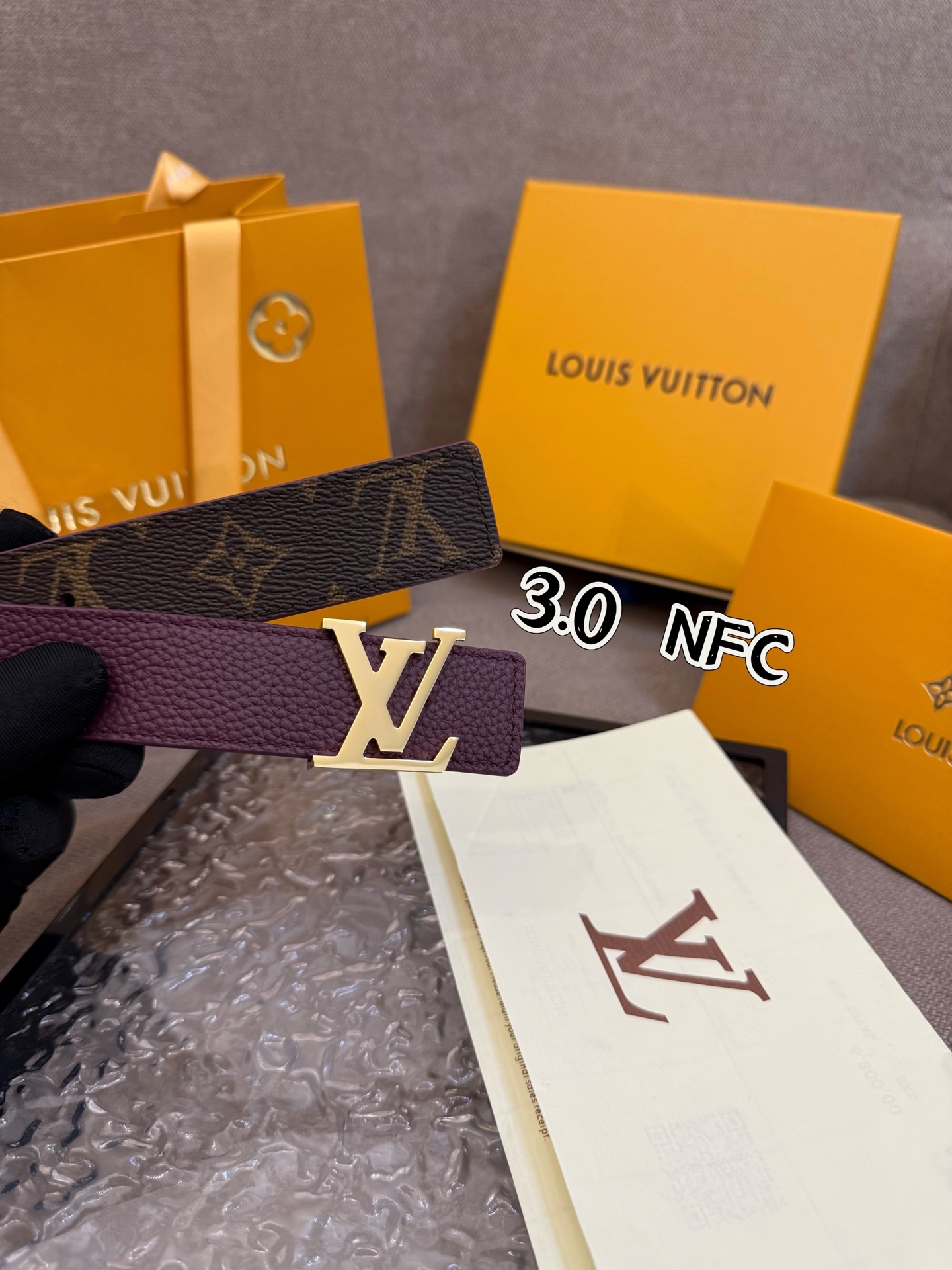  本款 3.0cm LV Initiales 双面腰带以经典之姿成就两式风尚：Monogram 帆布传递