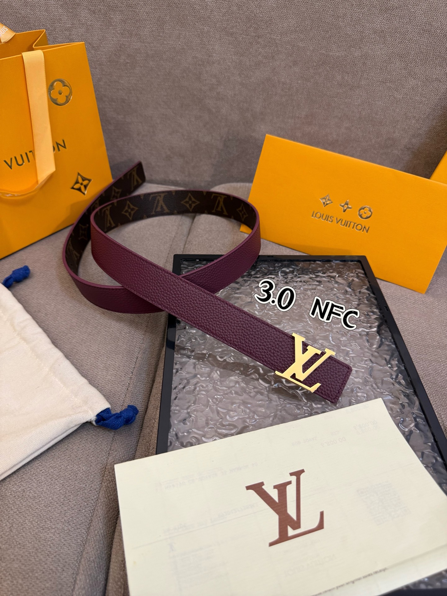  本款 3.0cm LV Initiales 双面腰带以经典之姿成就两式风尚：Monogram 帆布传递