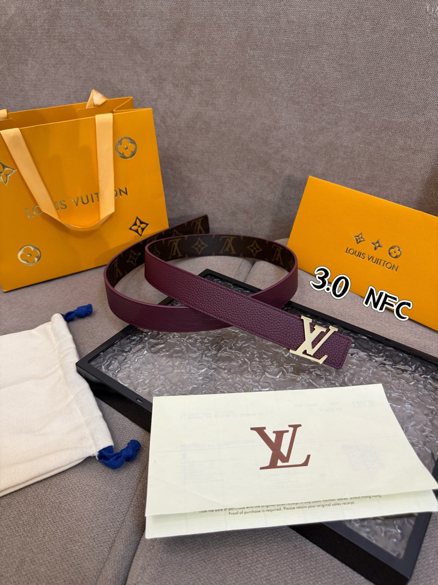  本款 3.0cm LV Initiales 双面腰带以经典之姿成就两式风尚：Monogram 帆布传递