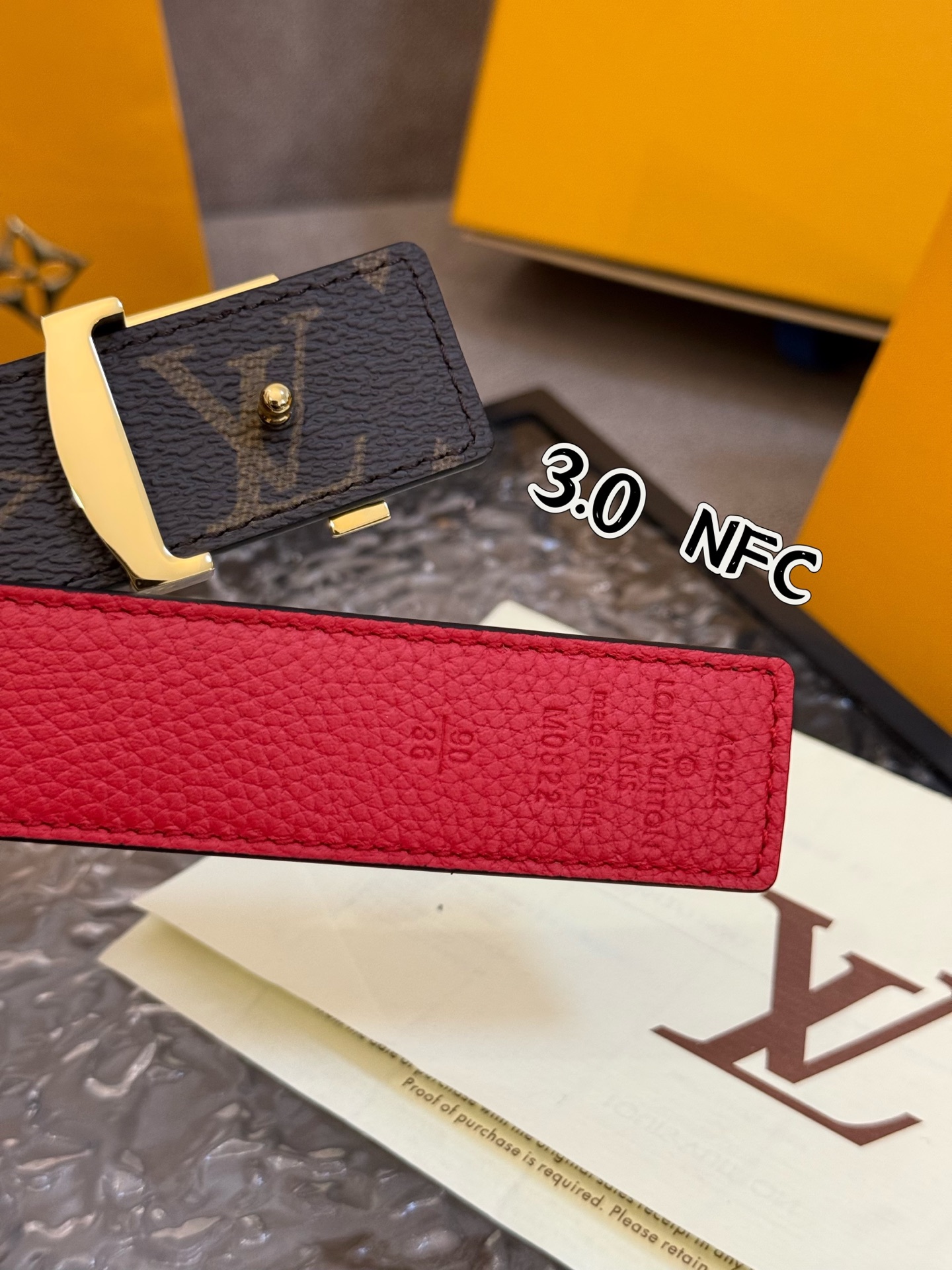 本款 3.0cm LV Initiales 双面腰带以经典之姿成就两式风尚：Monogram 帆布传递闲适惬意，粒面牛皮革流露雅致格调，搭配 LV Initiales 搭扣。M0363🅿️150