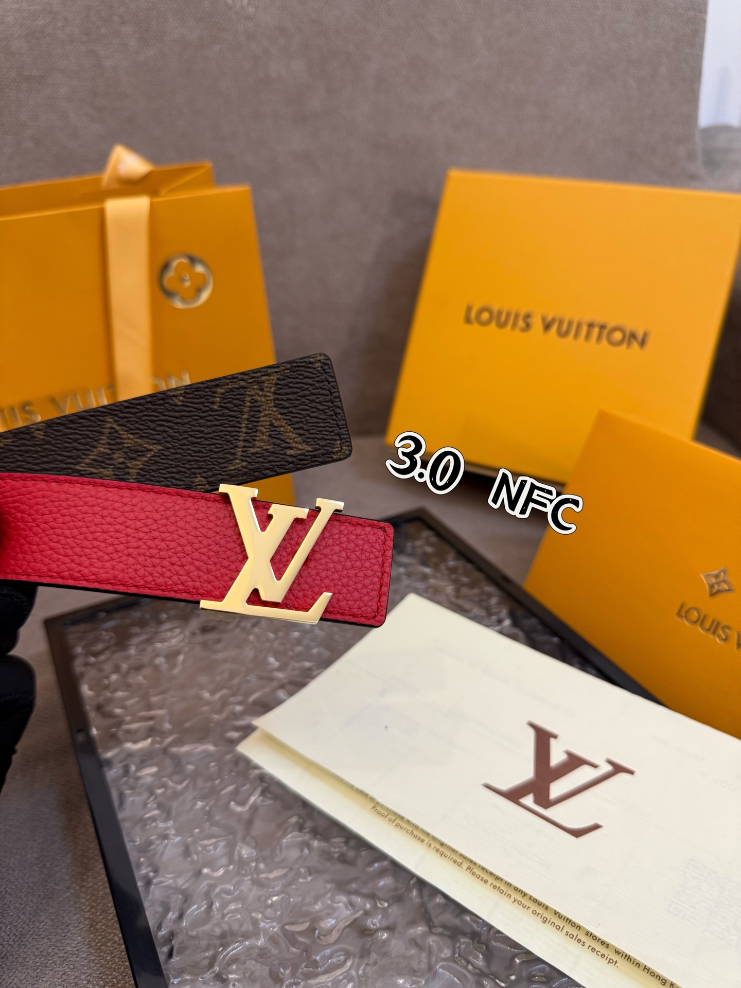 本款 3.0cm LV Initiales 双面腰带以经典之姿成就两式风尚：Monogram 帆布传递闲适惬意，粒面牛皮革流露雅致格调，搭配 LV Initiales 搭扣。M0363🅿️150