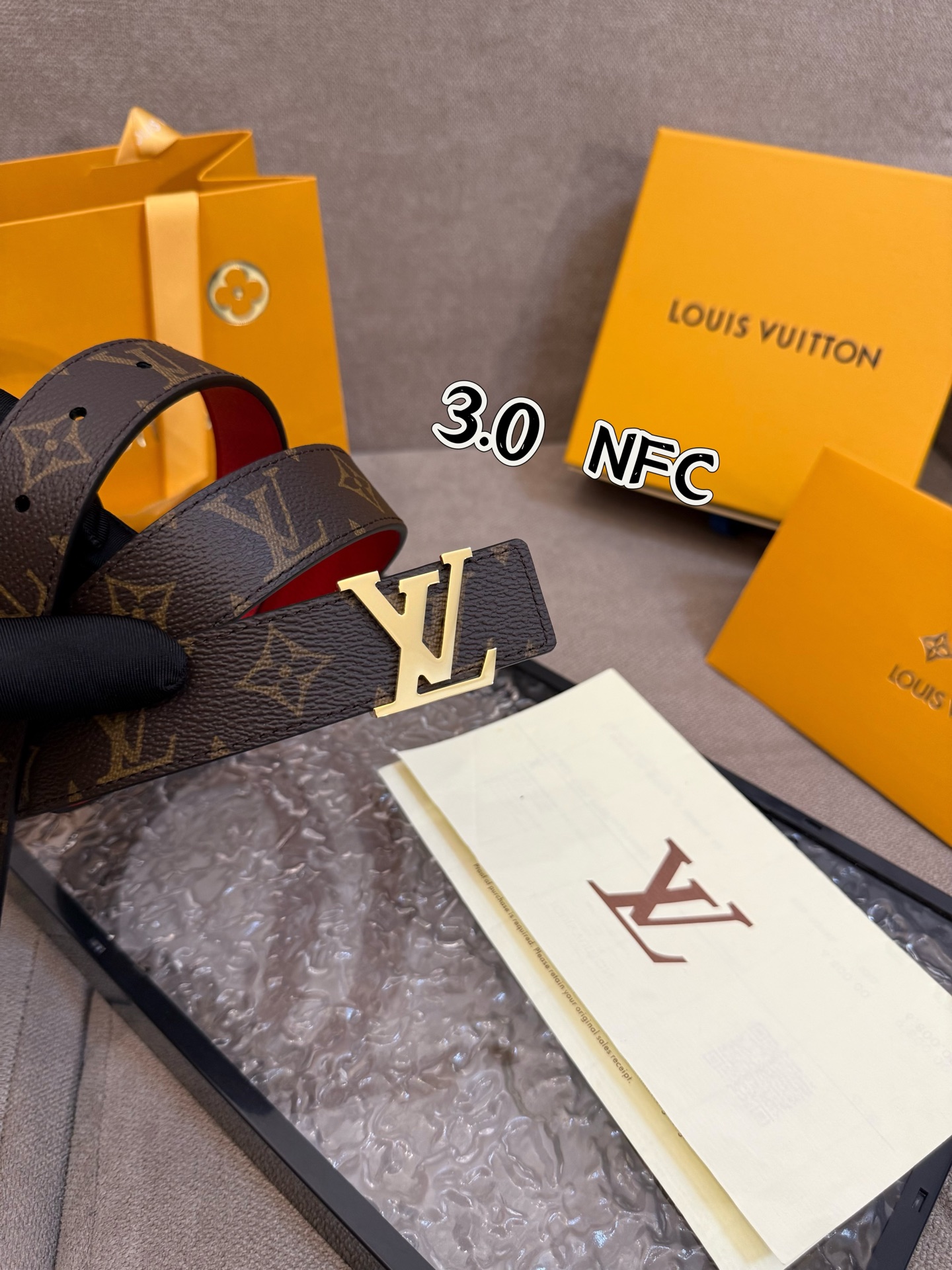 本款 3.0cm LV Initiales 双面腰带以经典之姿成就两式风尚：Monogram 帆布传递闲适惬意，粒面牛皮革流露雅致格调，搭配 LV Initiales 搭扣。M0363🅿️150