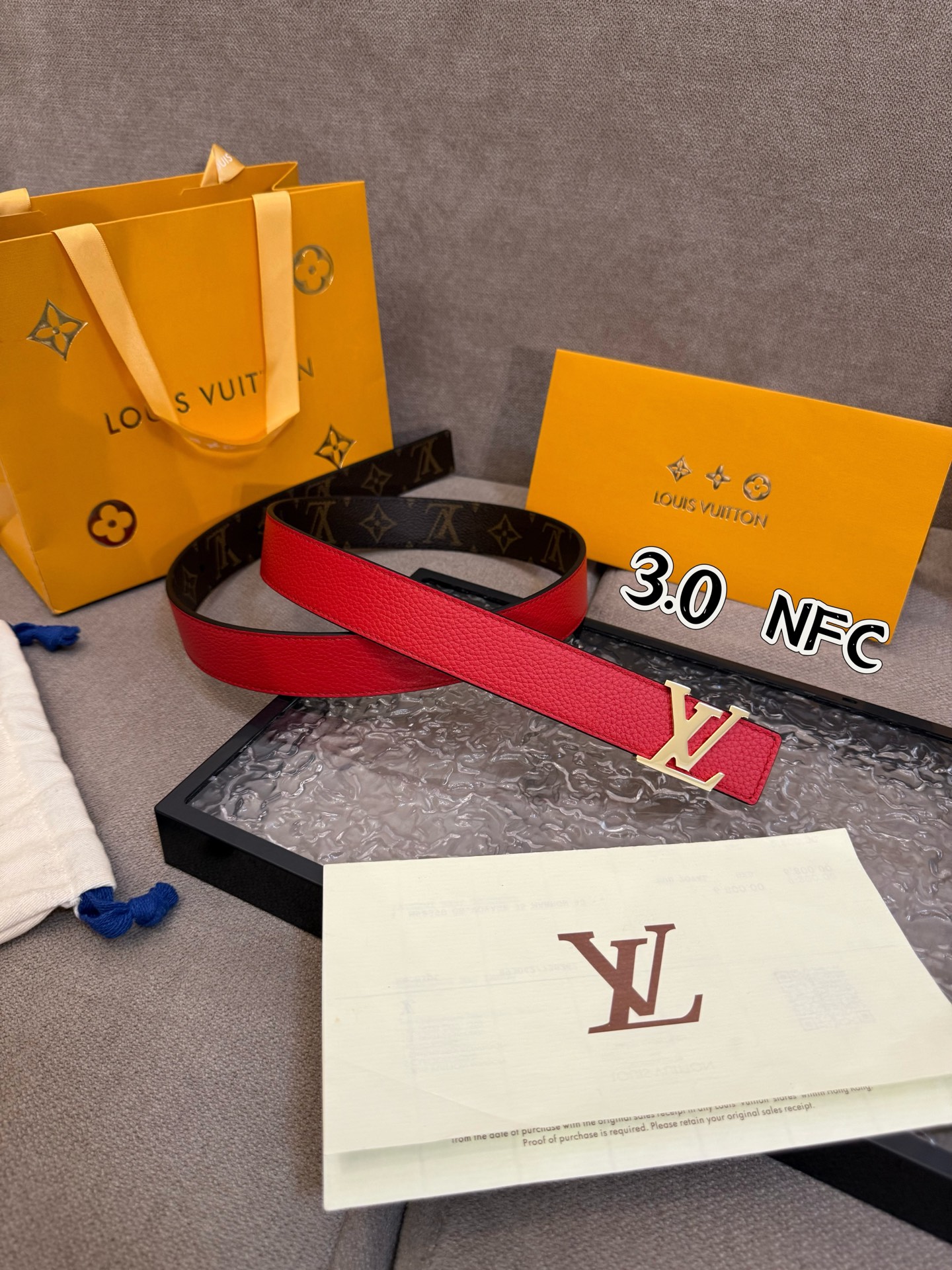 本款 3.0cm LV Initiales 双面腰带以经典之姿成就两式风尚：Monogram 帆布传递闲适惬意，粒面牛皮革流露雅致格调，搭配 LV Initiales 搭扣。M0363🅿️150