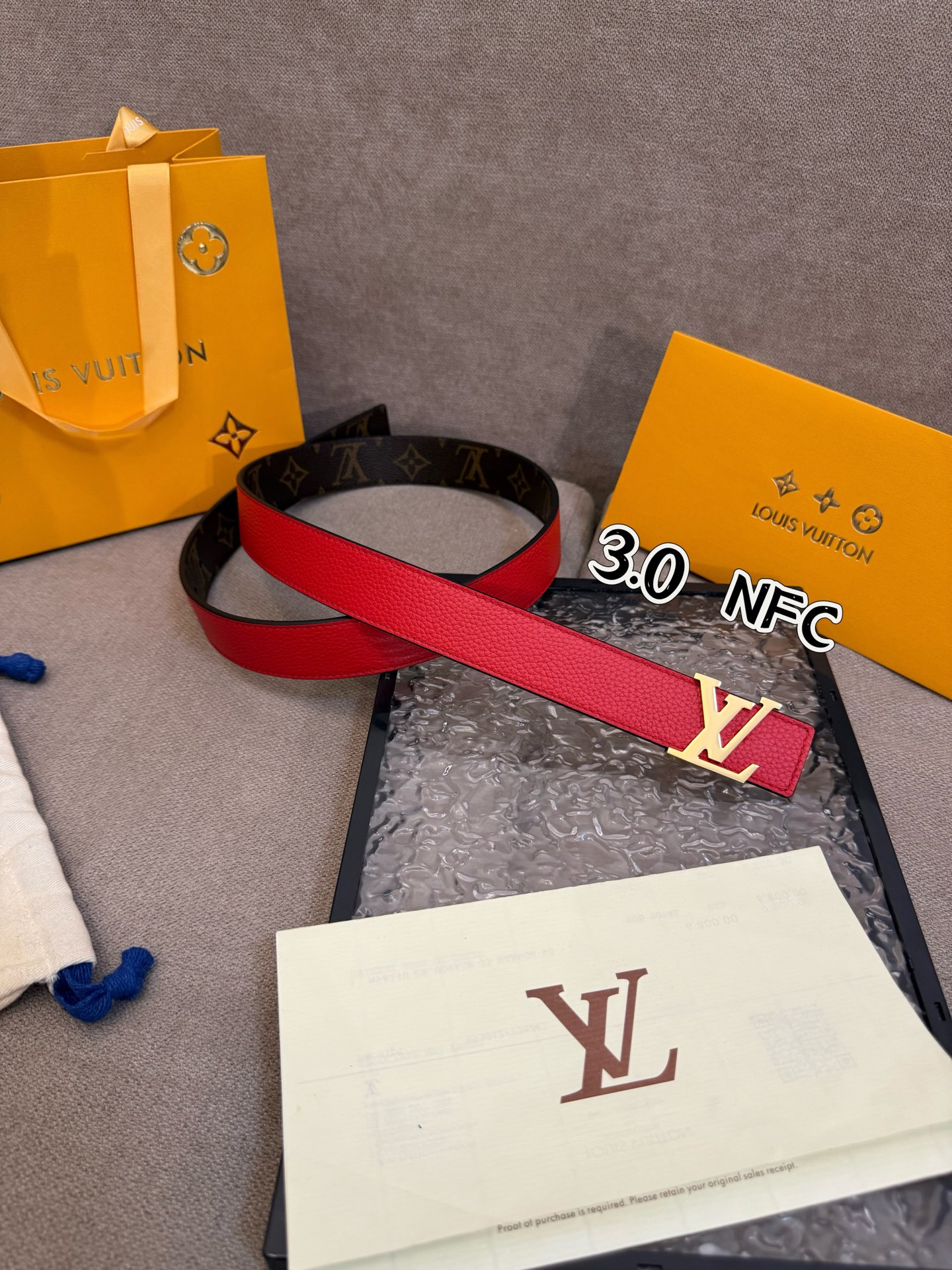 本款 3.0cm LV Initiales 双面腰带以经典之姿成就两式风尚：Monogram 帆布传递闲适惬意，粒面牛皮革流露雅致格调，搭配 LV Initiales 搭扣。M0363🅿️150