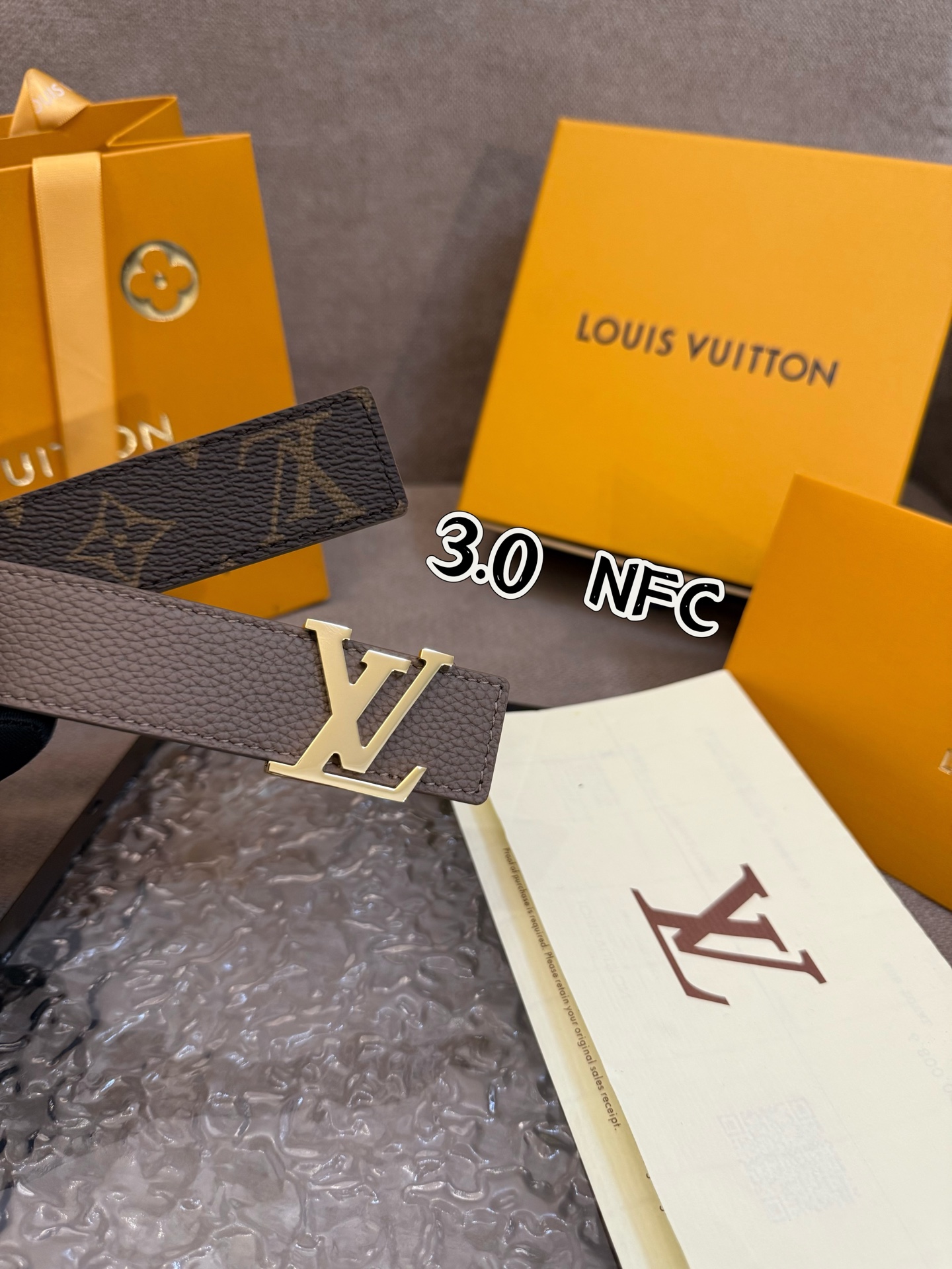 本款 3.0cm LV Initiales 双面腰带以经典之姿成就两式风尚：Monogram 帆布传递闲适惬意，粒面牛皮革流露雅致格调，搭配 LV Initiales 搭扣。M0363🅿️150