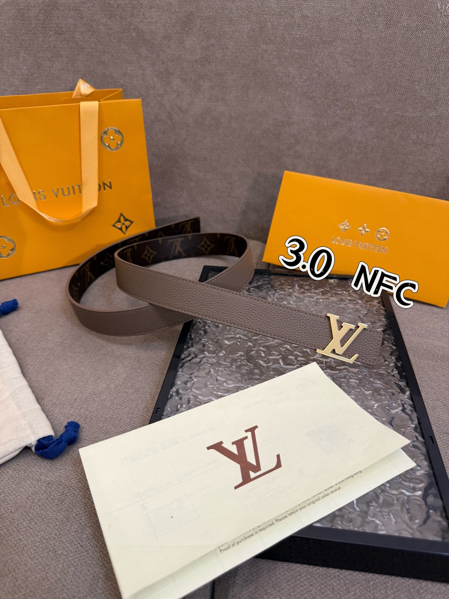 本款 3.0cm LV Initiales 双面腰带以经典之姿成就两式风尚：Monogram 帆布传递闲适惬意，粒面牛皮革流露雅致格调，搭配 LV Initiales 搭扣。M0363🅿️150