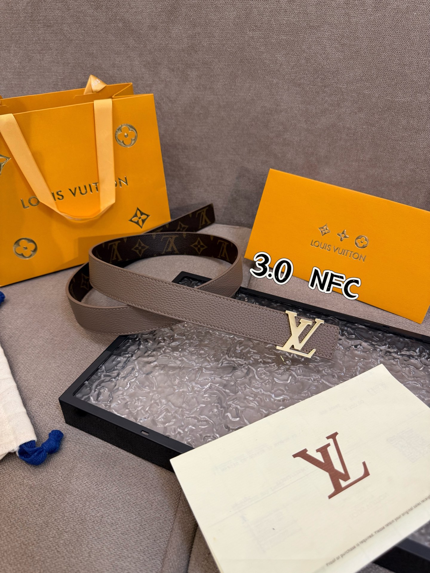 本款 3.0cm LV Initiales 双面腰带以经典之姿成就两式风尚：Monogram 帆布传递闲适惬意，粒面牛皮革流露雅致格调，搭配 LV Initiales 搭扣。M0363🅿️150