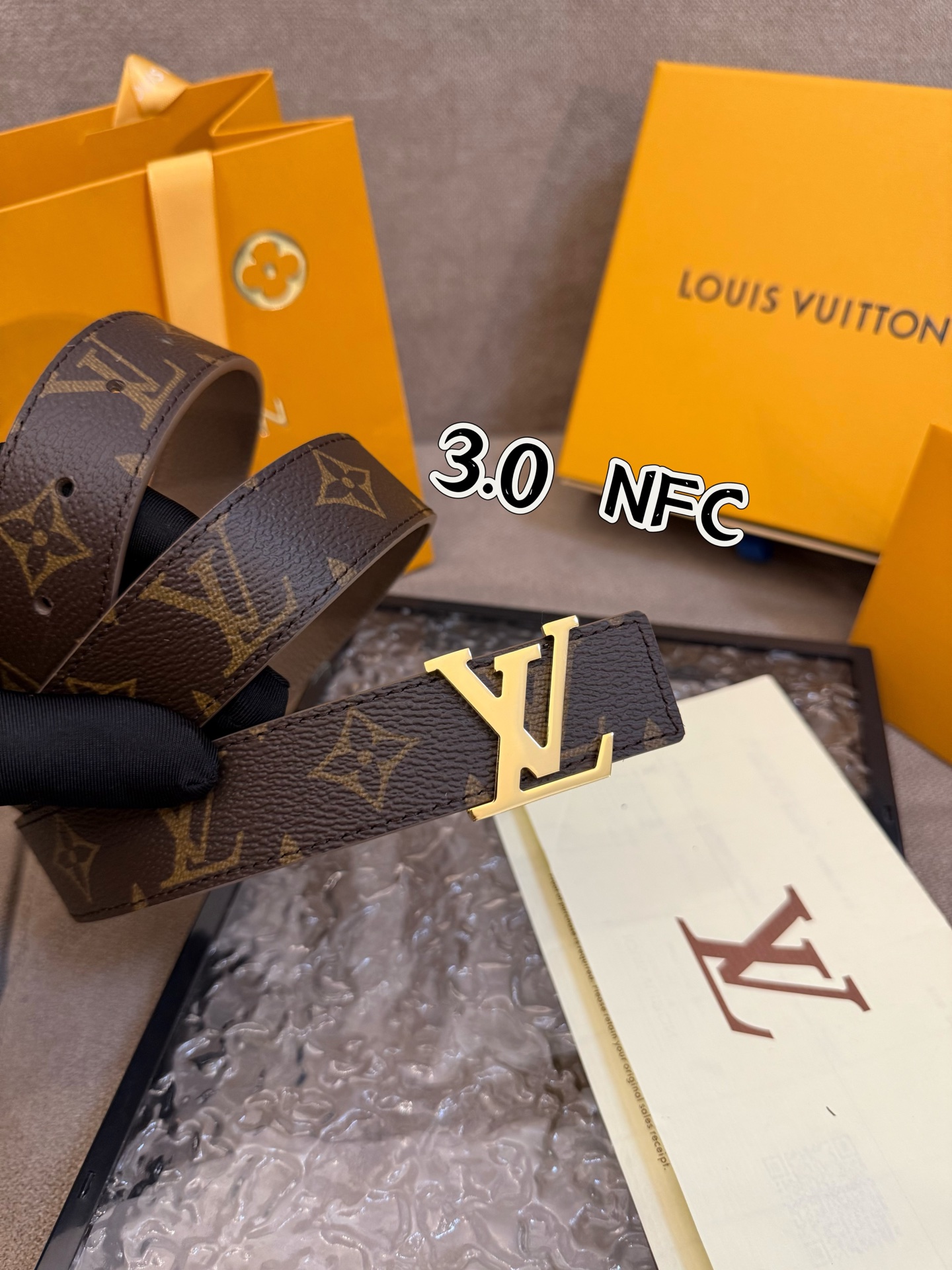 本款 3.0cm LV Initiales 双面腰带以经典之姿成就两式风尚：Monogram 帆布传递闲适惬意，粒面牛皮革流露雅致格调，搭配 LV Initiales 搭扣。M0363🅿️150
