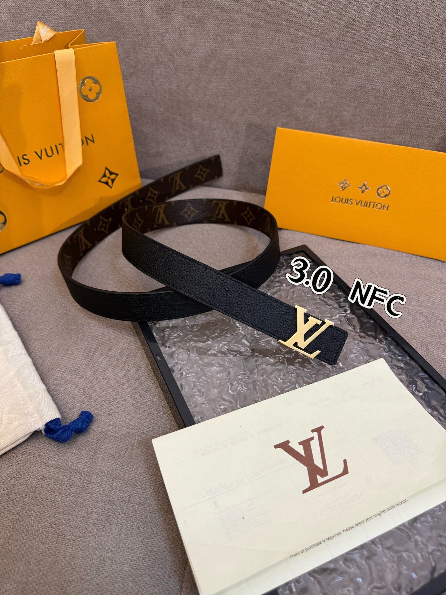 本款 3.0cm LV Initiales 双面腰带以经典之姿成就两式风尚：Monogram 帆布传递闲适惬意，粒面牛皮革流露雅致格调，搭配 LV Initiales 搭扣。M0363🅿️150
