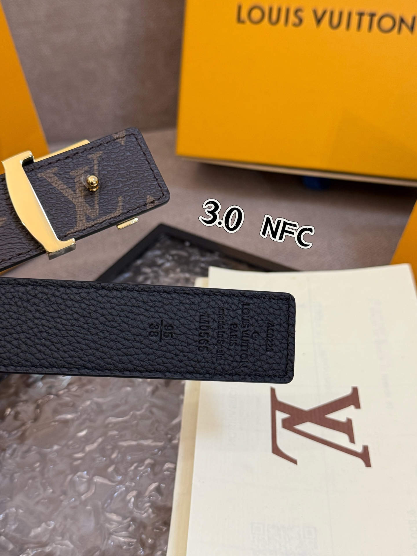 本款 3.0cm LV Initiales 双面腰带以经典之姿成就两式风尚：Monogram 帆布传递闲适惬意，粒面牛皮革流露雅致格调，搭配 LV Initiales 搭扣。M0363🅿️150