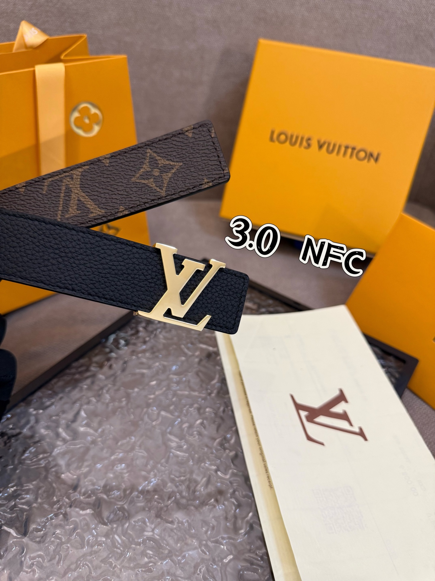 本款 3.0cm LV Initiales 双面腰带以经典之姿成就两式风尚：Monogram 帆布传递闲适惬意，粒面牛皮革流露雅致格调，搭配 LV Initiales 搭扣。M0363🅿️150