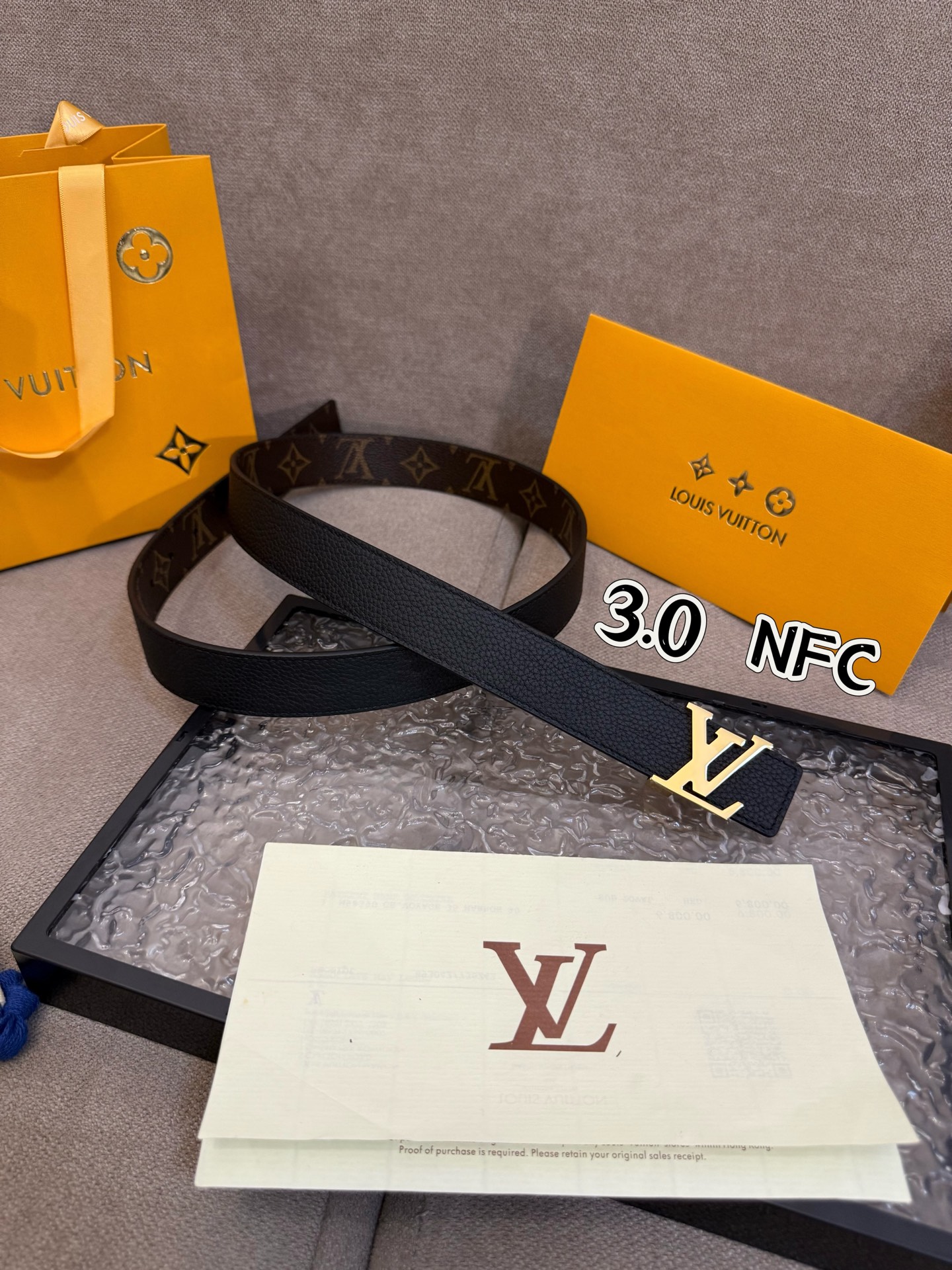 本款 3.0cm LV Initiales 双面腰带以经典之姿成就两式风尚：Monogram 帆布传递闲适惬意，粒面牛皮革流露雅致格调，搭配 LV Initiales 搭扣。M0363🅿️150