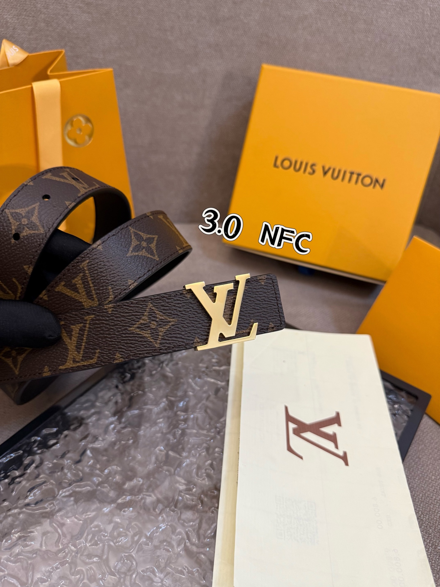 本款 3.0cm LV Initiales 双面腰带以经典之姿成就两式风尚：Monogram 帆布传递闲适惬意，粒面牛皮革流露雅致格调，搭配 LV Initiales 搭扣。M0363🅿️150