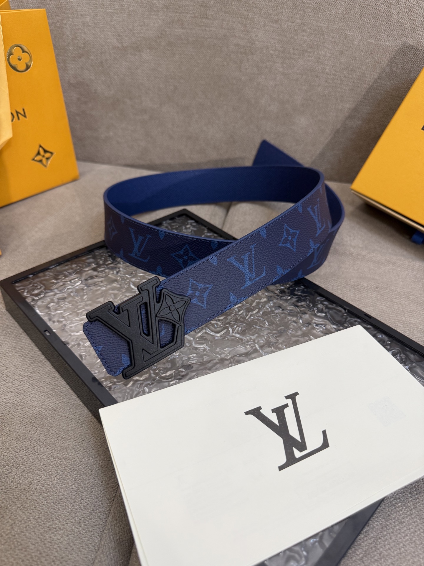  路易威登·LV
全套包装 40mm宽度 正品一体铸造五金钢扣，原厂皮料 双面原厂定制面料，！区别市场货
