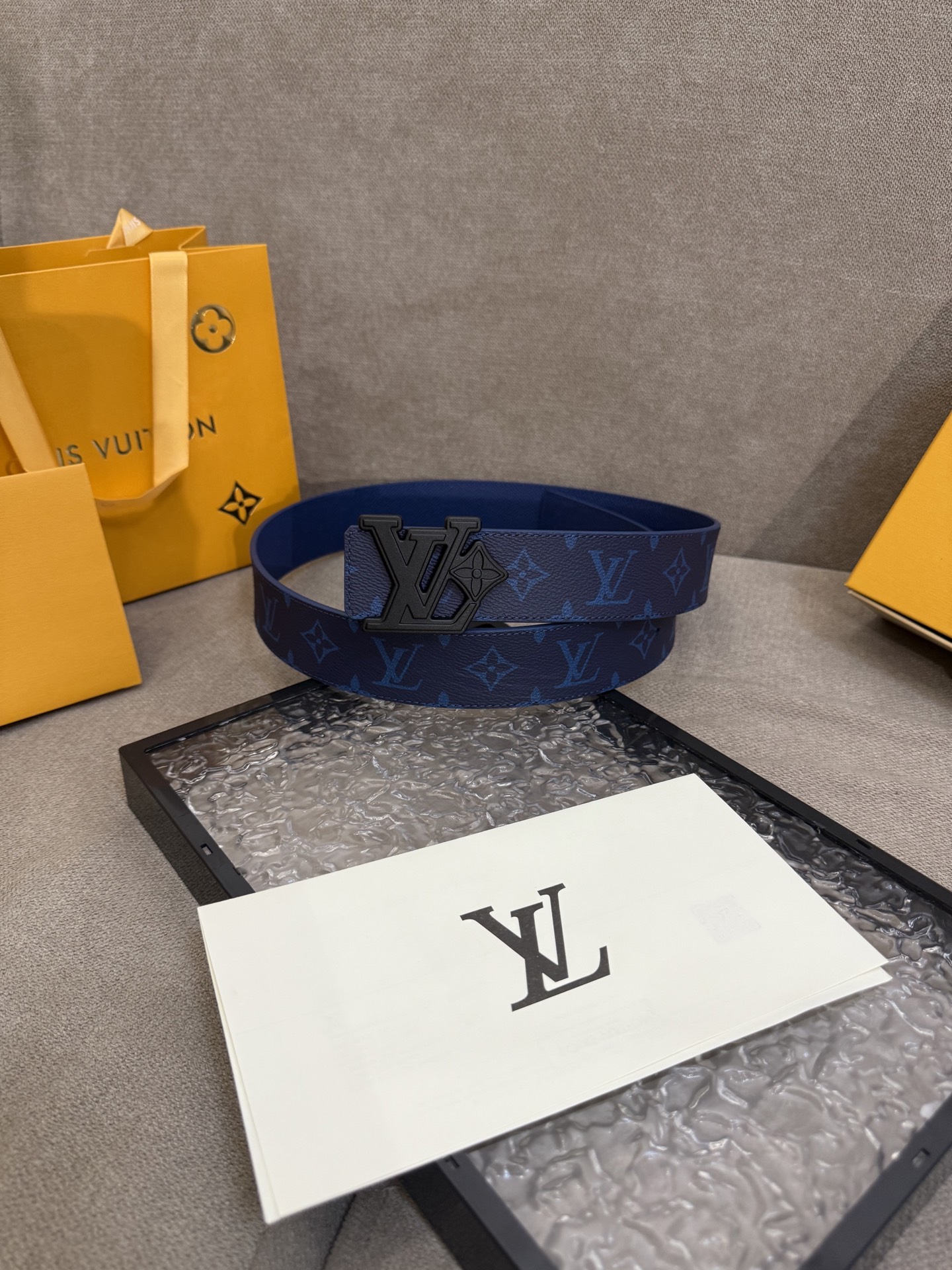  路易威登·LV
全套包装 40mm宽度 正品一体铸造五金钢扣，原厂皮料 双面原厂定制面料，！区别市场货