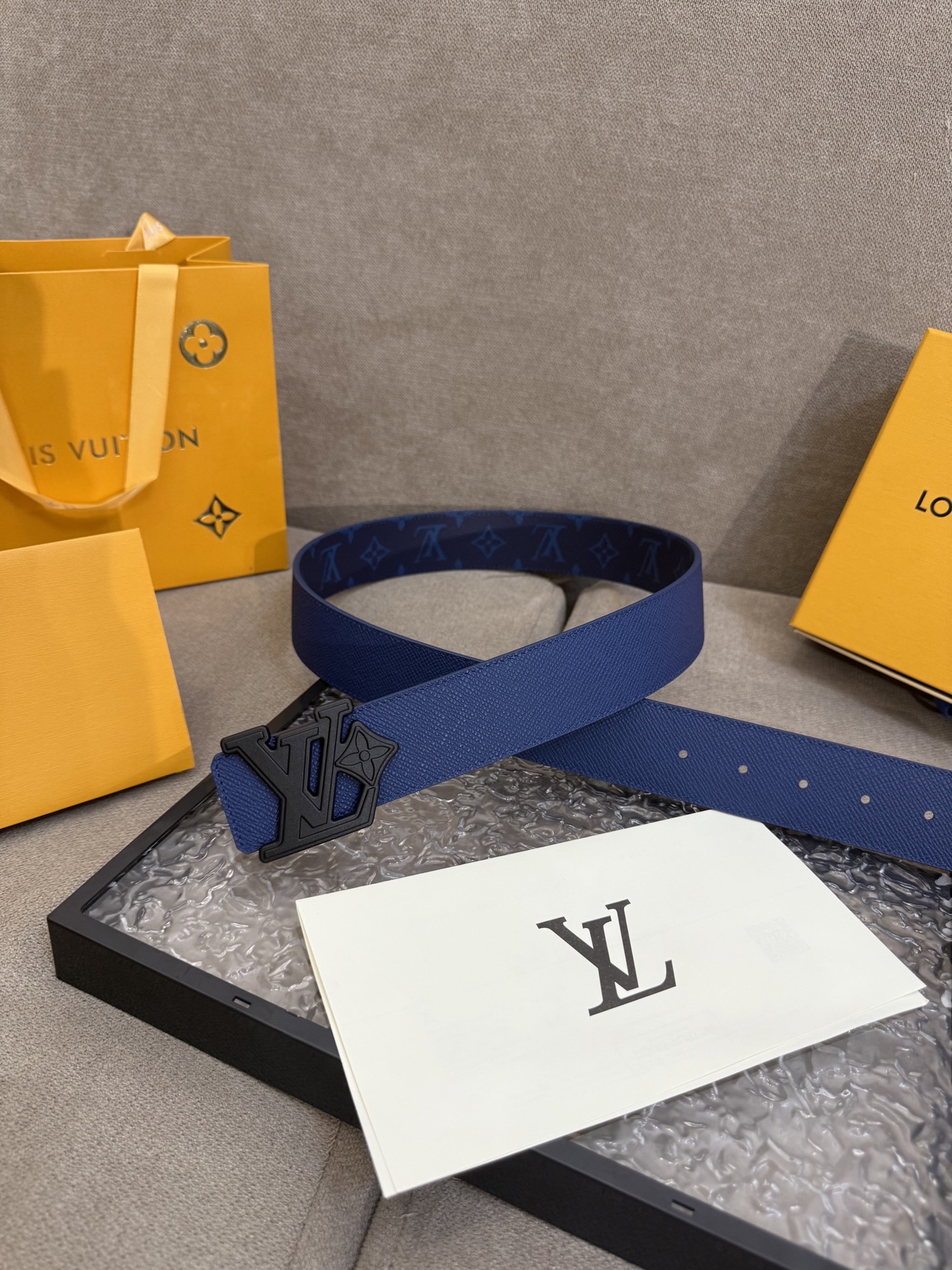  路易威登·LV
全套包装 40mm宽度 正品一体铸造五金钢扣，原厂皮料 双面原厂定制面料，！区别市场货