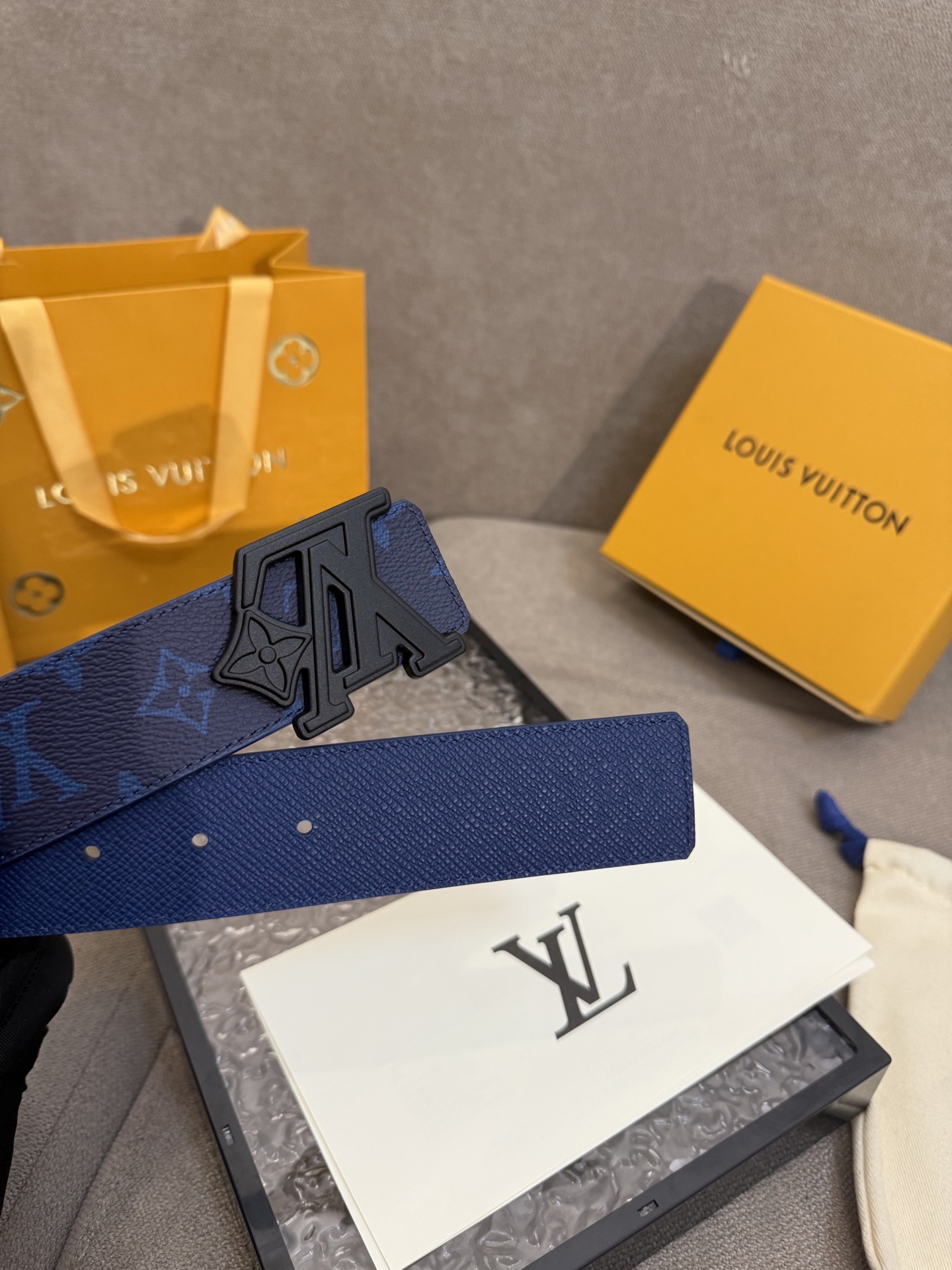  路易威登·LV
全套包装 40mm宽度 正品一体铸造五金钢扣，原厂皮料 双面原厂定制面料，！区别市场货
